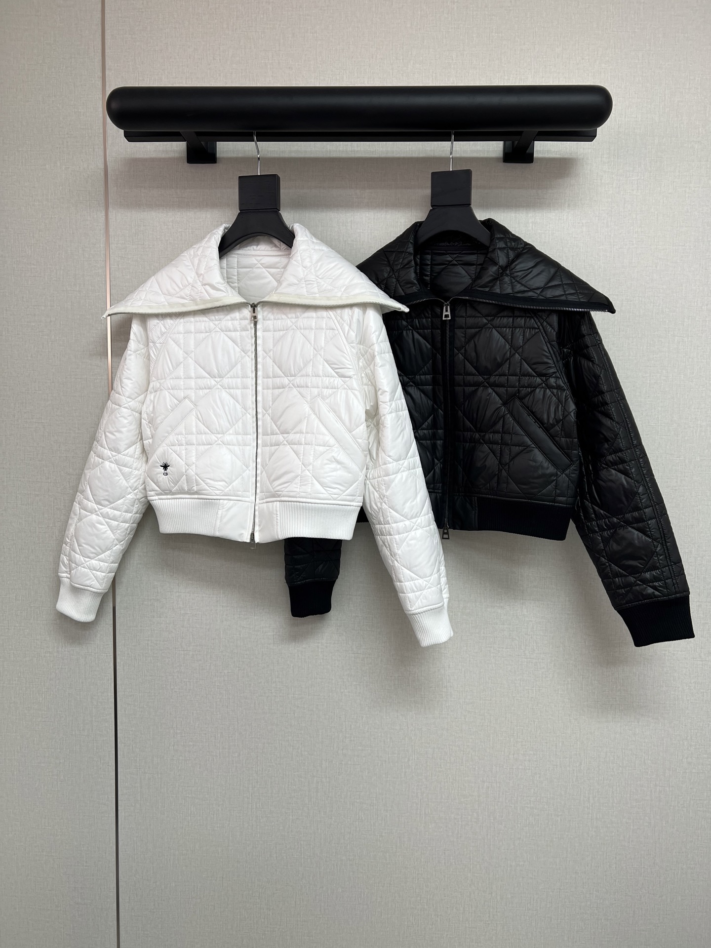 NO:590920,High-quality di*r 2025 winter series, ski series cotton jacket, classic Princess Diana rhombus quilted quilting, large lapel design spliced ​​with classic baseball jacket style, black and white 2 colors, a very practical item that will not go out of style, light travel, versatile item for daily work SML,,jackets & coats,alexander wang19860909高品质di*r 2025冬季系列 滑雪系列棉服 经典的戴妃菱格纹绗缝夹棉 大翻领设计拼接经典棒球夹克款式 黑白2色 太实用也不会过时的单品 轻便出游 日常上班都是百搭单品SML,,jackets & coats,alexander wang,Women's clothing