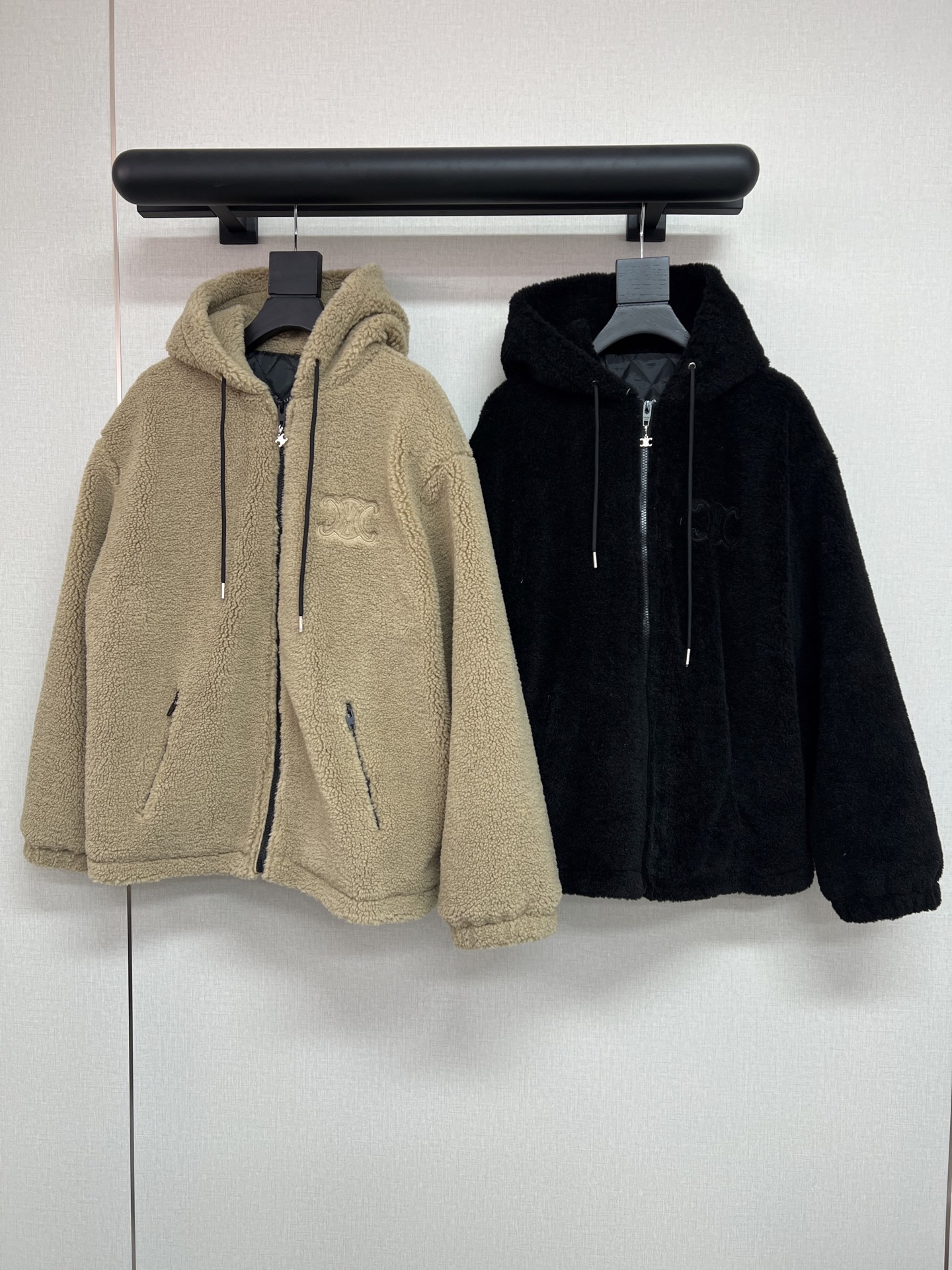 NO:591337,High-quality Celi*e 2025 winter series Super thick eco-friendly lamb wool jacket Casual hooded sweatshirt style with cotton inside Fried chicken is warm and thick. One piece for the south for winter. A down vest inside for the north is also OK. Fried chicken is good-looking for men and women. Two colors SML,,celine,hoodie,sweatshirts,jackets & coats,down jacket,hats,alexander wang19860909高品质Celi*e 2025冬季系列 超级厚实的环保羊羔毛外套 款式休闲的连帽卫衣款式 内里还加了棉 炒鸡保暖厚实 南方一件过冬 北方内里搭个羽绒背心也OK了 男女同款炒鸡好看 两色SML,,celine,hoodie,sweatshirts,jackets & coats,down jacket,hats,alexander wang,Women's clothing