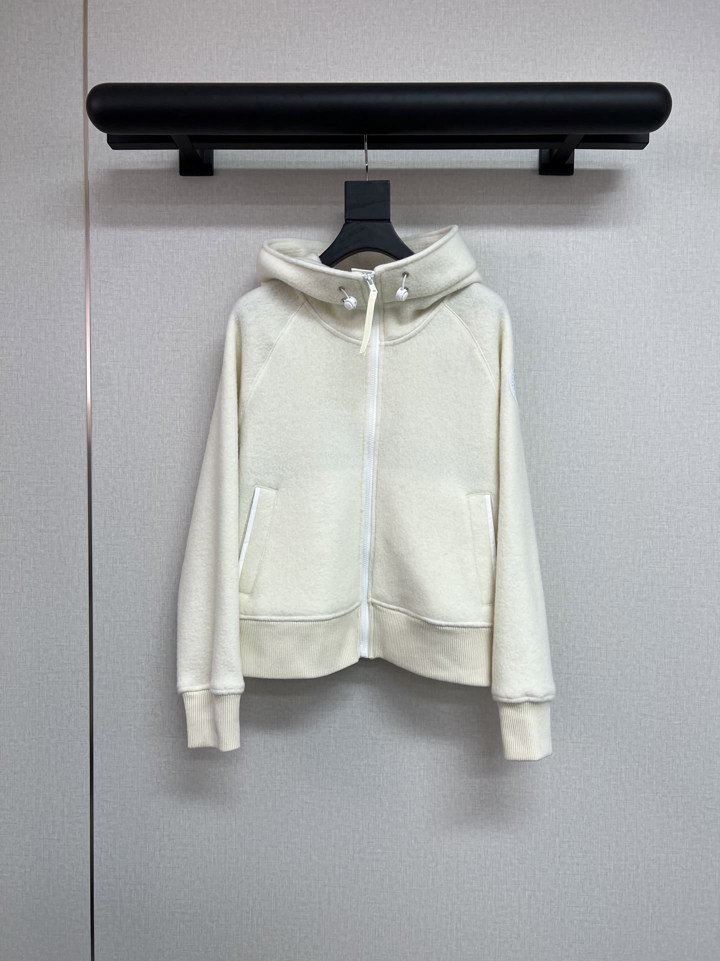 NO:591871,High-quality Big Goose classic Chilliwack wool fleece jacket. A super popular woolen casual jacket. Mountaineering sportswear is casual and fashionable. High collar and wide hooded sweatshirt style. Customized hardware zippers/accessories. Made of super soft and waxy 60 woolen fabric. It is really versatile. SML,,hoodie,sweatshirts,jackets & coats,hats,alexander wang19860909高品质大鹅经典Chilliwack羊毛抓绒外套 超火的一款羊毛呢休闲外套 登山运动服休闲时髦 高领宽大的连帽卫衣版型 定制五金拉链/辅料 采用超软糯的60羊毛呢面料 真的太百搭啦 SML,,hoodie,sweatshirts,jackets & coats,hats,alexander wang,Women's clothing