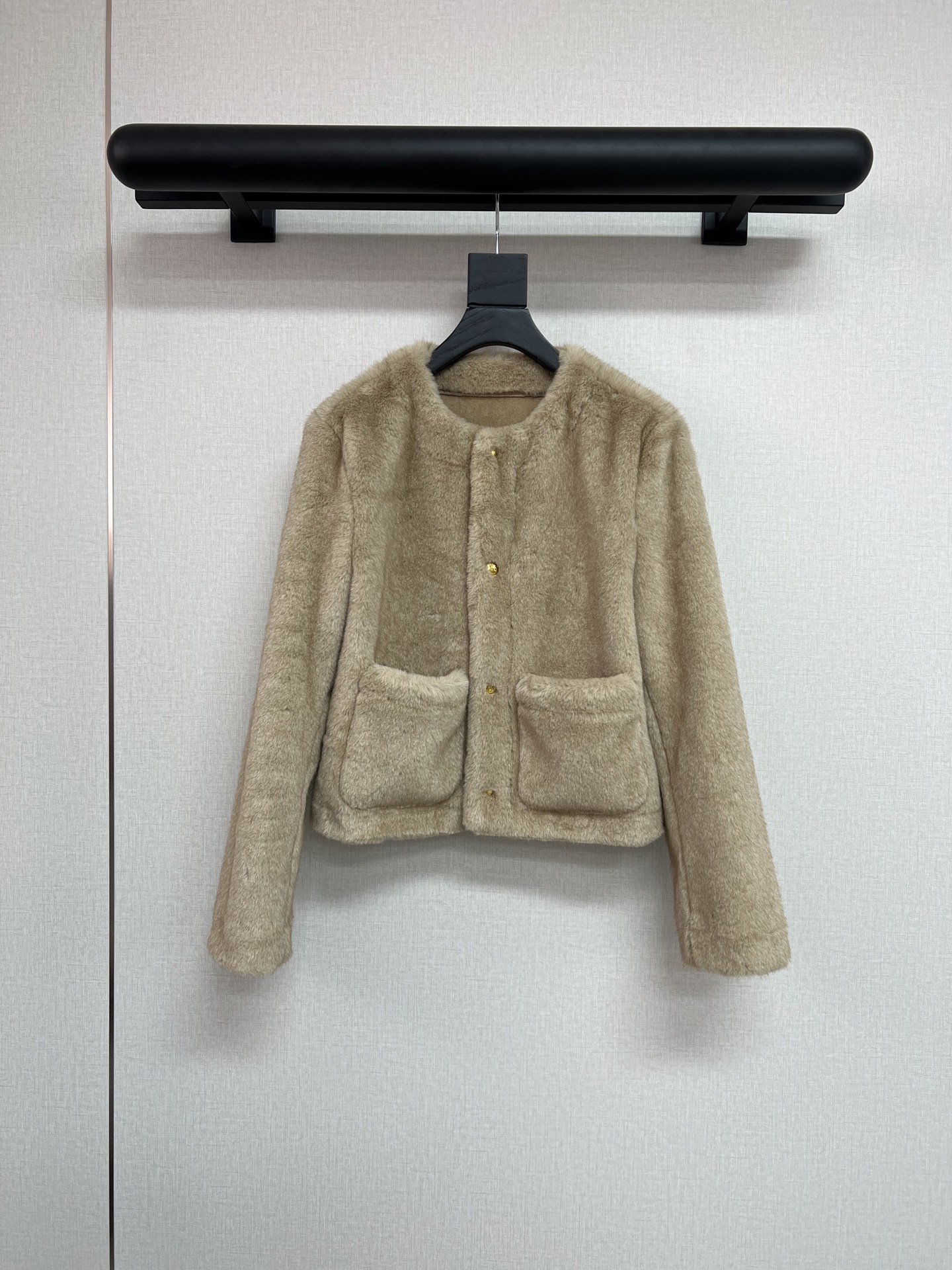 NO:591877,High-quality Celi*e winter series, super warm environmentally friendly wool fur, made of camel-colored imitation wool fabric, composite suede lining, soft and thick, very warm, classic ce three-dimensional golden buttons, a high-end jacket SML,,celine,jackets & coats,chamois leather,alexander wang19860909高品质Celi*e 冬季系列 超级暖和的环保羊毛皮草 采用驼色的仿羊毛面料 内里复合麂皮绒 软糯厚实非常保暖 经典的ce立体金色纽扣 高级感一件外套 SML,,celine,jackets & coats,chamois leather,alexander wang,Women's clothing