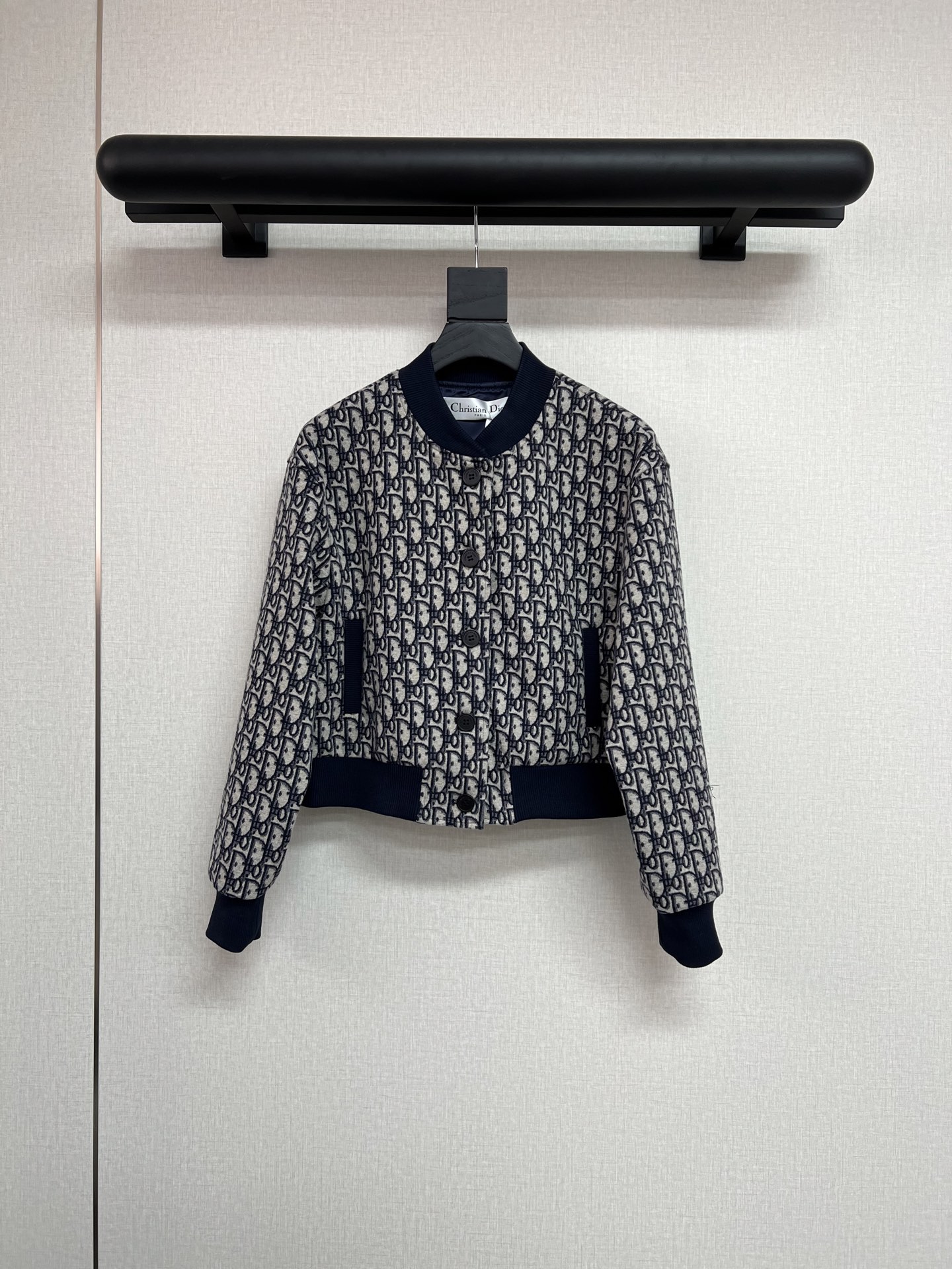 NO:591883,High-quality Dior autumn and winter new baseball uniform jacket, classic old flower brushed fabric, contrasting color, threaded contrasting color webbing design, western style and versatile single color SML,, dior, jackets & coats, alexander wang19860909高品质Dior秋冬新款棒球服外套经典老花磨毛面料撞色螺纹撞色织带设计洋气百搭单色SML,,dior,jackets & coats,alexander wang,Women's clothing