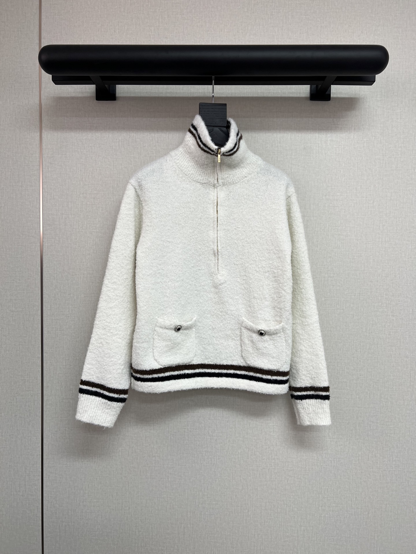 NO:605217,High-quality Cha*el 2025 winter ski series. Super beautiful ski series sweaters. Available in half-zip and cardigan styles. Soft and waxy special knitting technology. Three-dimensional black diamond buckles embellished. Simple, elegant and fashionable. So beautiful. Close your eyes. SML,,sweaters,alexander wang19860909高品质Cha*el 2025冬季滑雪系列 超美的滑雪系列毛衣 做了半拉链和开衫两个款式 软软糯糯的特殊针织工艺 立体黑色钻扣点缀 简约大方又时髦 太好看了闭眼入 SML,,sweaters,alexander wang,Women's clothing