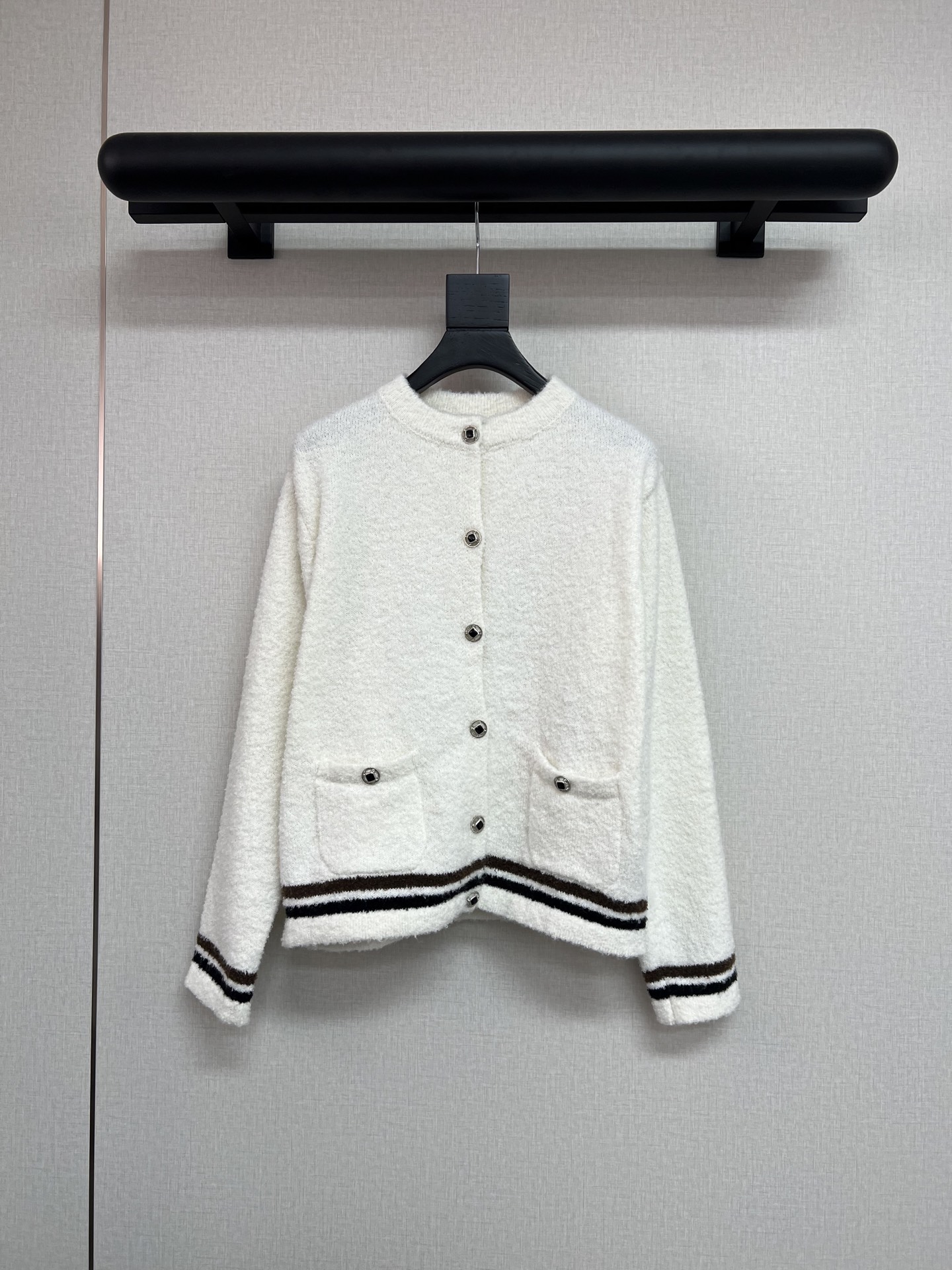 NO:605223,High-quality Cha*el 2025 winter ski series. Super beautiful ski series sweaters. Available in half-zip and cardigan styles. Soft and waxy special knitting technology. Three-dimensional black diamond buckles embellished. Simple, elegant and fashionable. So beautiful. Close your eyes. SML,,sweaters,alexander wang19860909高品质Cha*el 2025冬季滑雪系列 超美的滑雪系列毛衣 做了半拉链和开衫两个款式 软软糯糯的特殊针织工艺 立体黑色钻扣点缀 简约大方又时髦 太好看了闭眼入 SML,,sweaters,alexander wang,Women's clothing