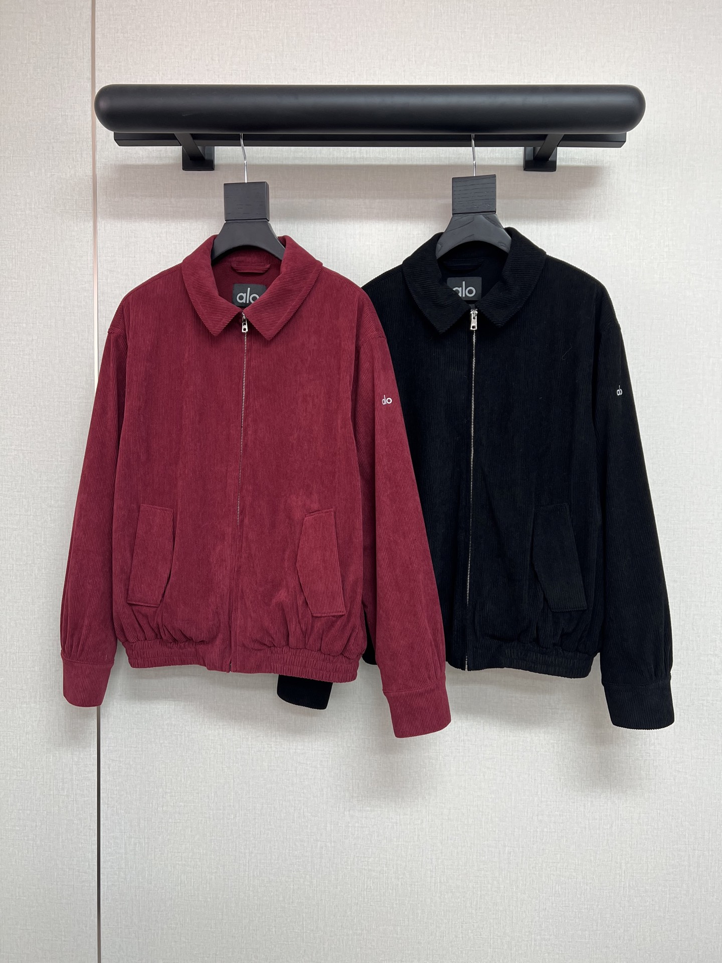 NO:605200,The high-quality Alo2025 winter series is on the shelves. Autumn and winter sports really need such a jacket. Super soft and delicate corduroy fabric with Australian velvet lining inside, so it is really warm. The upper body is not bloated at all and is very slim. A wonderful design item. It is also a bit of an old cadre style. Two-color SML, jackets & coats, alexander wang19860909高品质Alo2025冬季系列上架 秋冬运动真的很需要这样一件外套 超极柔软细腻的灯芯绒面料 里面有澳粒绒内衬 所以真的很保暖 上身一点都不臃肿 很显瘦 很妙的设计单品 也是有点老干部的款式 两色SML,,jackets & coats,alexander wang,Women's clothing