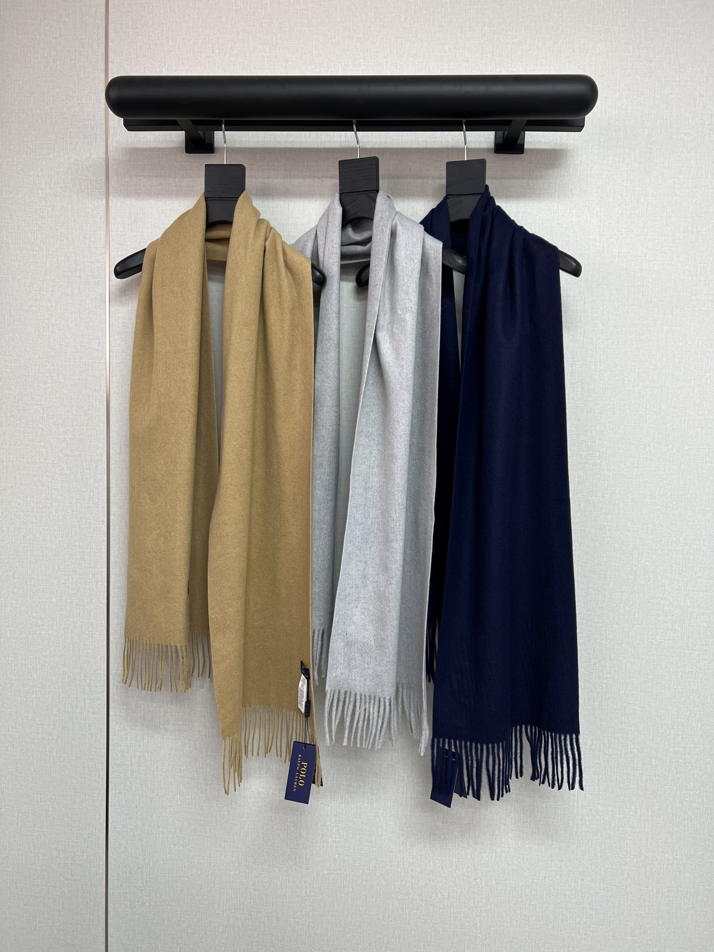 NO:606639,High-quality Rav* wool tassel scarf, made of 80% wool fabric, tassel style is high-end and versatile!  Timeless light grey/navy blue/camel!  Supercar volume and price,,alexander wang19860909高品质拉夫*羊毛流苏围巾 采用80羊毛面料 流苏款高级百搭！ 永不过时的浅灰/藏蓝/驼色！ 超跑量价,,alexander wang,Women's clothing