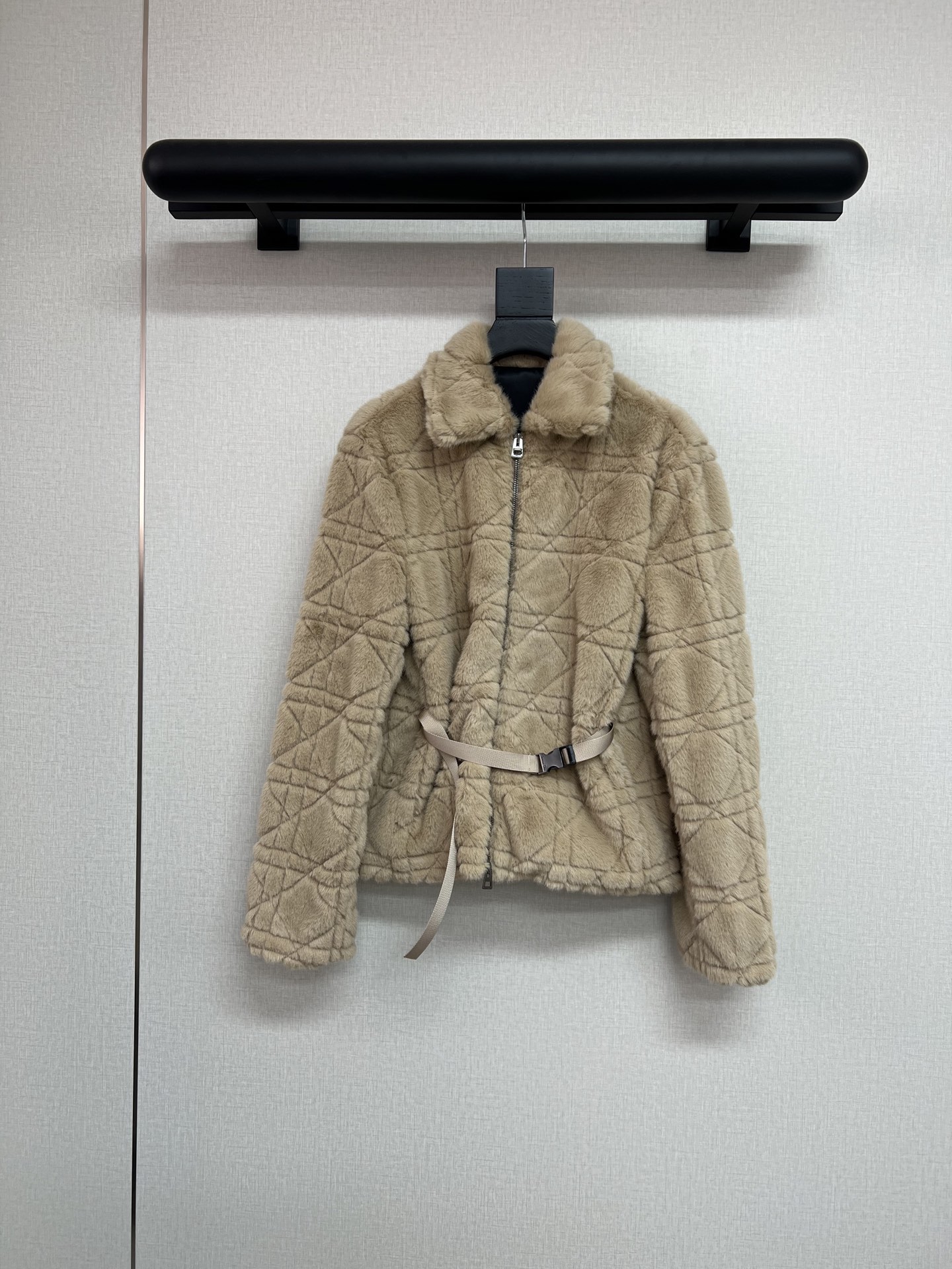 NO:606644,High-quality di*r 2025 winter fur series. Super beautiful eco-friendly mink velvet jacket. Classic diamond quilting embroidery. Lapel design. This matching belt is detachable. Super nice pink apricot color. Full of details. SML,,jackets & coats,alexander wang19860909高品质di*r 2025冬季皮草系列 超美的环保貂绒外套 经典菱格纹绗绣工艺 翻领设计 这款搭配腰带 是可以拆卸的哈 超好看的粉杏色 细节满满 SML,,jackets & coats,alexander wang,Women's clothing