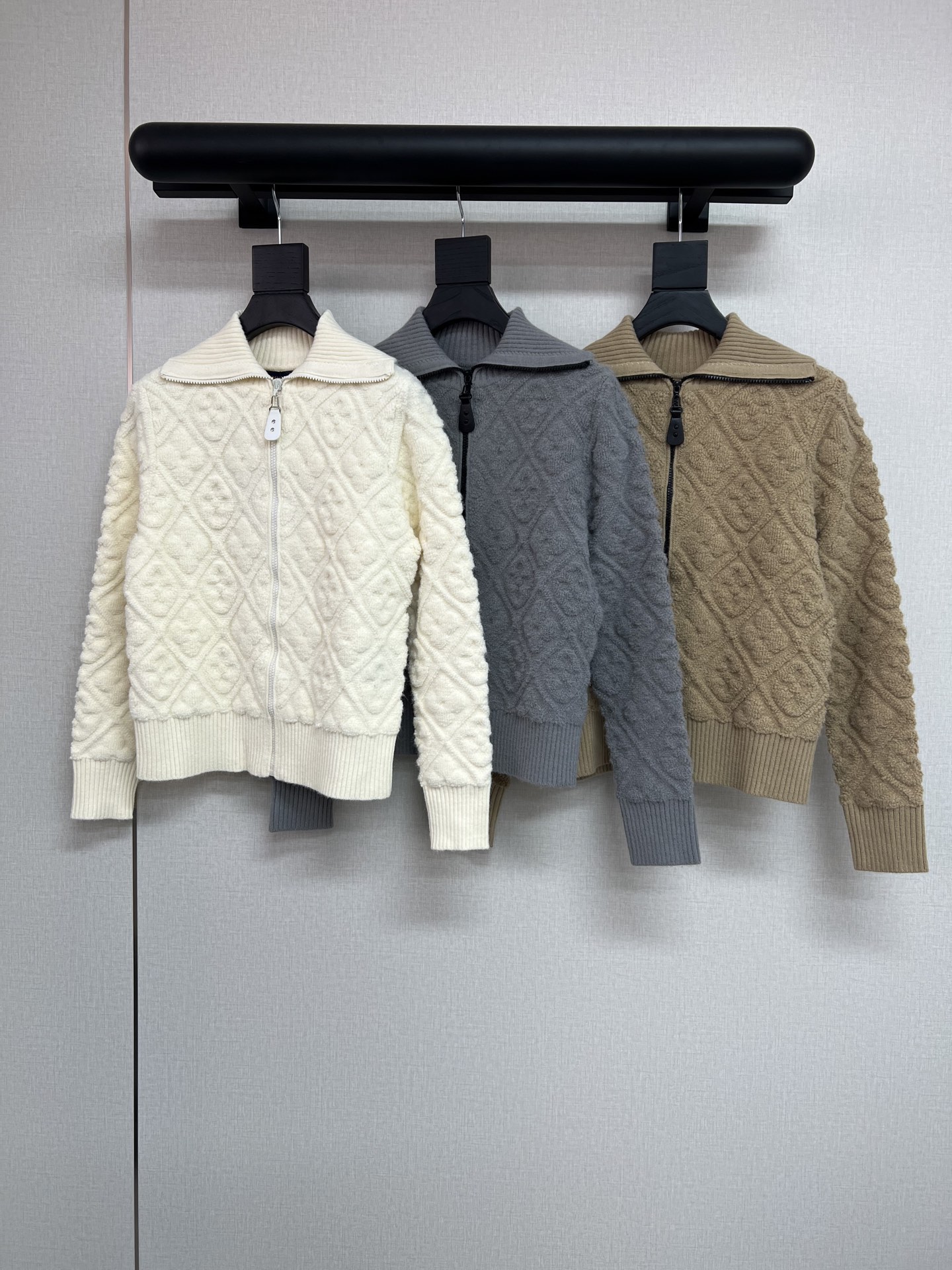 NO:606614,High-quality LDonkey brand V2025 winter series. Super beautiful jacquard knitted cardigan sweater. Three-dimensional presbyopia pattern. Really exquisite and charming. Simple navy collar design and cardigan style. Completely flattering style. Designed with full details. Easy to wear and fashionable. SML, Louis Vuitton, Sweaters, Alexander Wang19860909高品质L驴牌V2025冬季系列 超美的提花针织开衫毛衣 立体老花图案 真的精致又迷人 简洁的海军领设计和开衫版型 完全不挑身材的款式 细节满满地设计 好穿又时髦SML,,louis vuitton,sweaters,alexander wang,Women's clothing