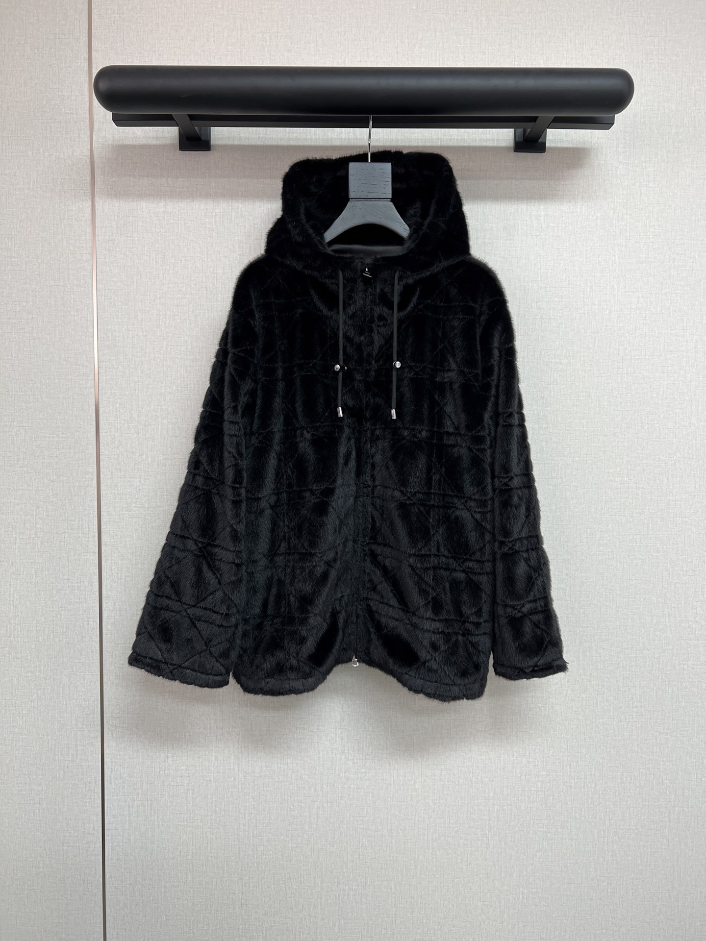 NO:607703,High-quality di*r2025 winter fur series. Eco-friendly mink velvet series is so beautiful. This black imitation mink velvet fabric can be seen from the picture. It is shiny and black~ It feels super soft and smooth. Classic rhombus quilting. Hooded casual sweatshirt style. It is both luxurious and youthful. Black slimming SML, hoodie, sweatshirts, hats, alexander wang19860909高品质di*r2025冬季皮草系列 环保貂绒系列真的太美啦 这款黑色仿貂绒面料 从图片就看得出来黑的发亮啊～ 手感超级软糯顺滑 经典菱格纹绗缝 连帽休闲卫衣款式 既贵气又年轻态 黑色显瘦SML,,hoodie,sweatshirts,hats,alexander wang,Women's clothing