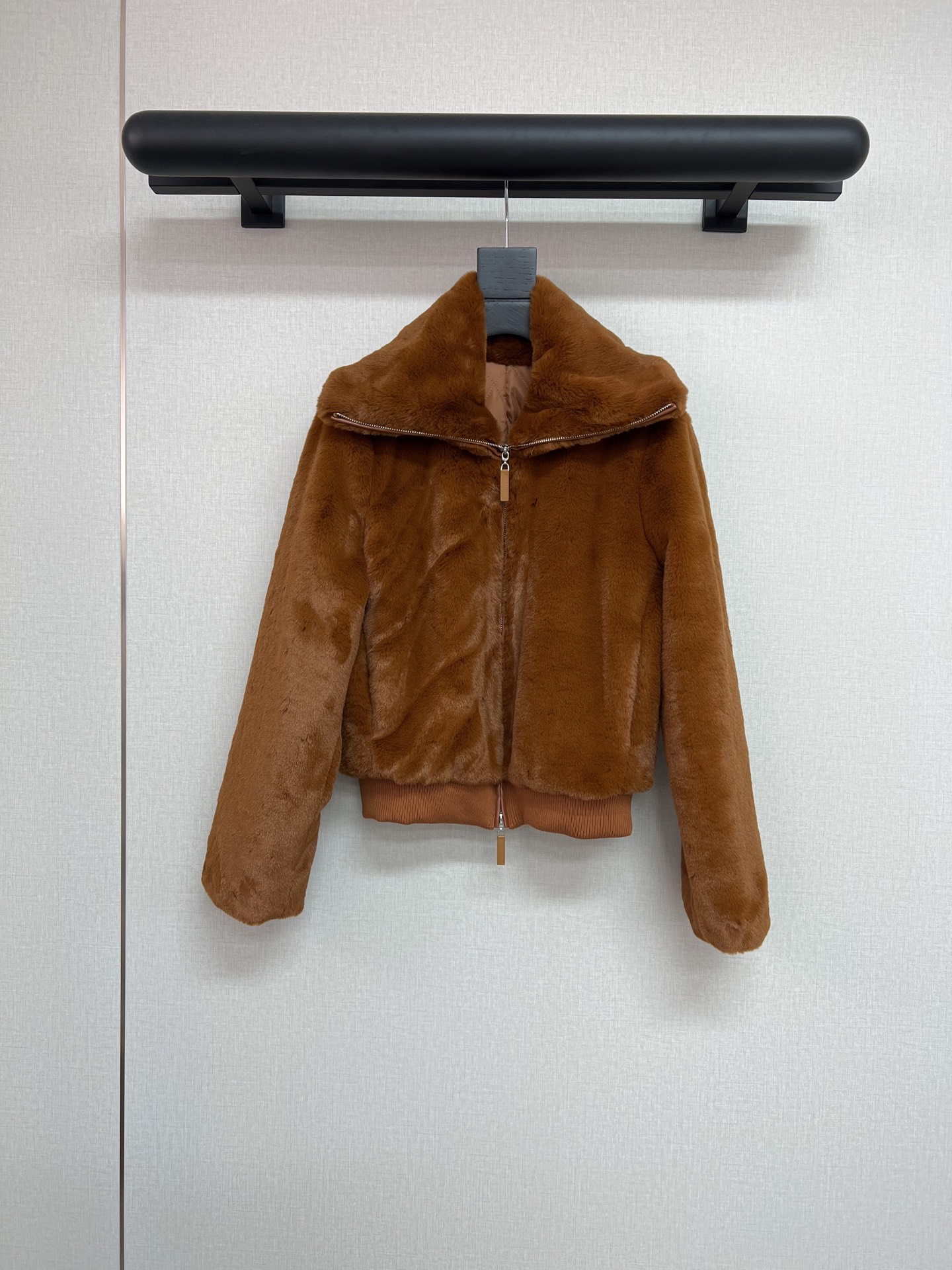 NO:607713,High-quality Anna's same style roasted chestnut fur coat. Super beautiful caramel-colored fur coat. Made of super thick eco-friendly mink fluff fabric. The texture is smooth and delicate. The fur is very shiny. This color is really amazing. The upper body is super white. The whitening and temperament are at least 3 degrees higher. The lining is quilted. The whole dress is really warm. Single color SML,,jackets & coats,alexander wang19860909高品质Anna同款糖炒栗子毛毛外套 超美的焦糖色毛毛外套 采用超级厚实的环保貂绒毛面料 质感顺滑细腻 毛亮很足 这个颜色真的绝了 上身超级显白 显白显气质起码提升3个度 内里夹棉 整件衣服真的非常保暖 单色SML,,jackets & coats,alexander wang,Women's clothing