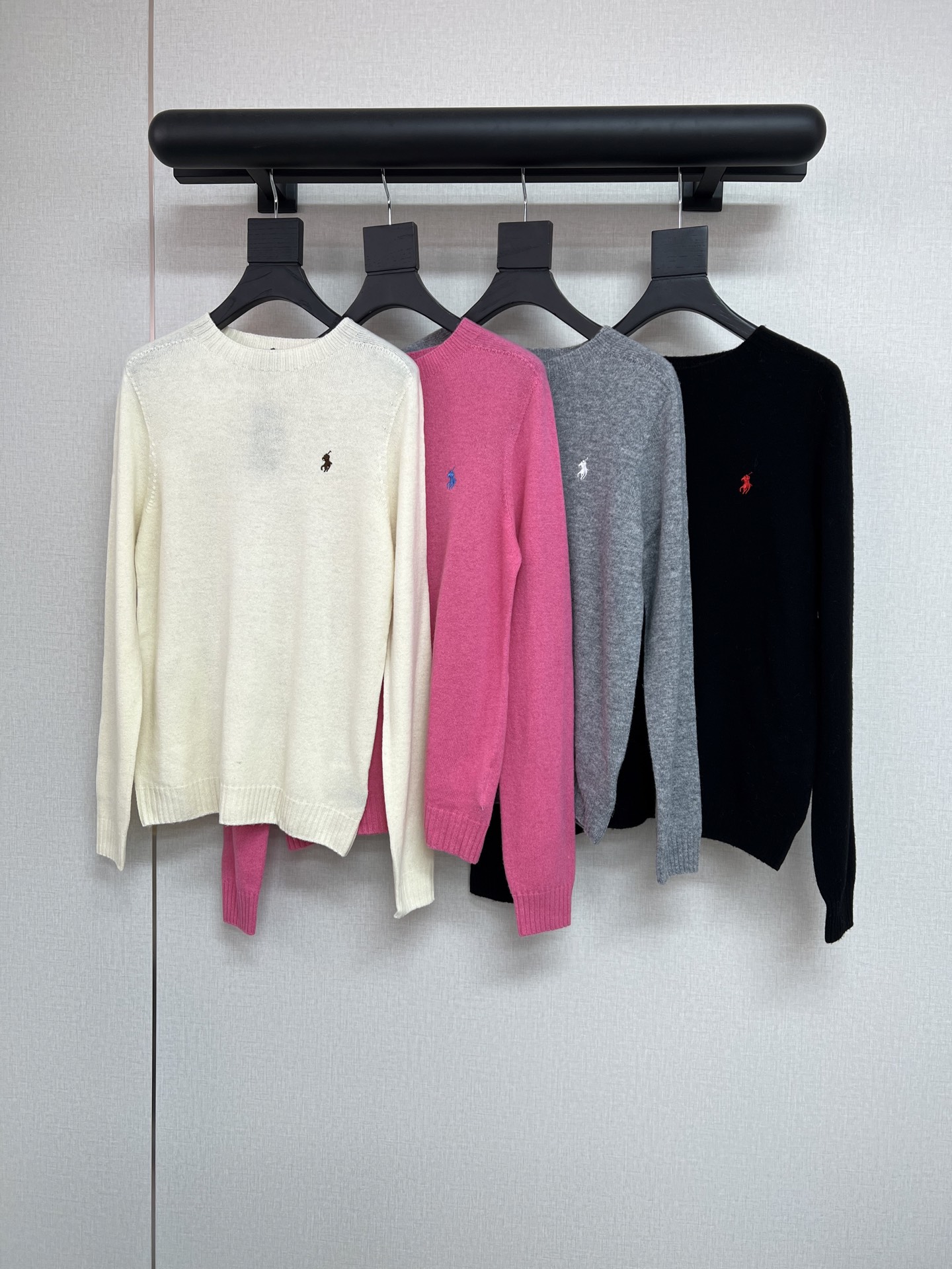 NO:609491,High-quality RL Raf 2025 autumn and winter series. Super beautiful solid color wool sweater. High-end and simple sweater style. Loose and versatile. A completely timeless item. A must-have style for autumn and winter inner wear. The fabric is soft and skin-friendly and super easy to wear. Four colors. Close your eyes and enter. SML,,sweaters,alexander wang19860909高品质RL拉夫2025秋冬系列 超美的纯色羊毛毛衣 高级简单的毛衣版型 宽松百搭 完全不会过时的单品 秋冬内搭真的必备款式 面料软糯亲肤超级好穿 四个色 闭眼入 SML,,sweaters,alexander wang,Women's clothing