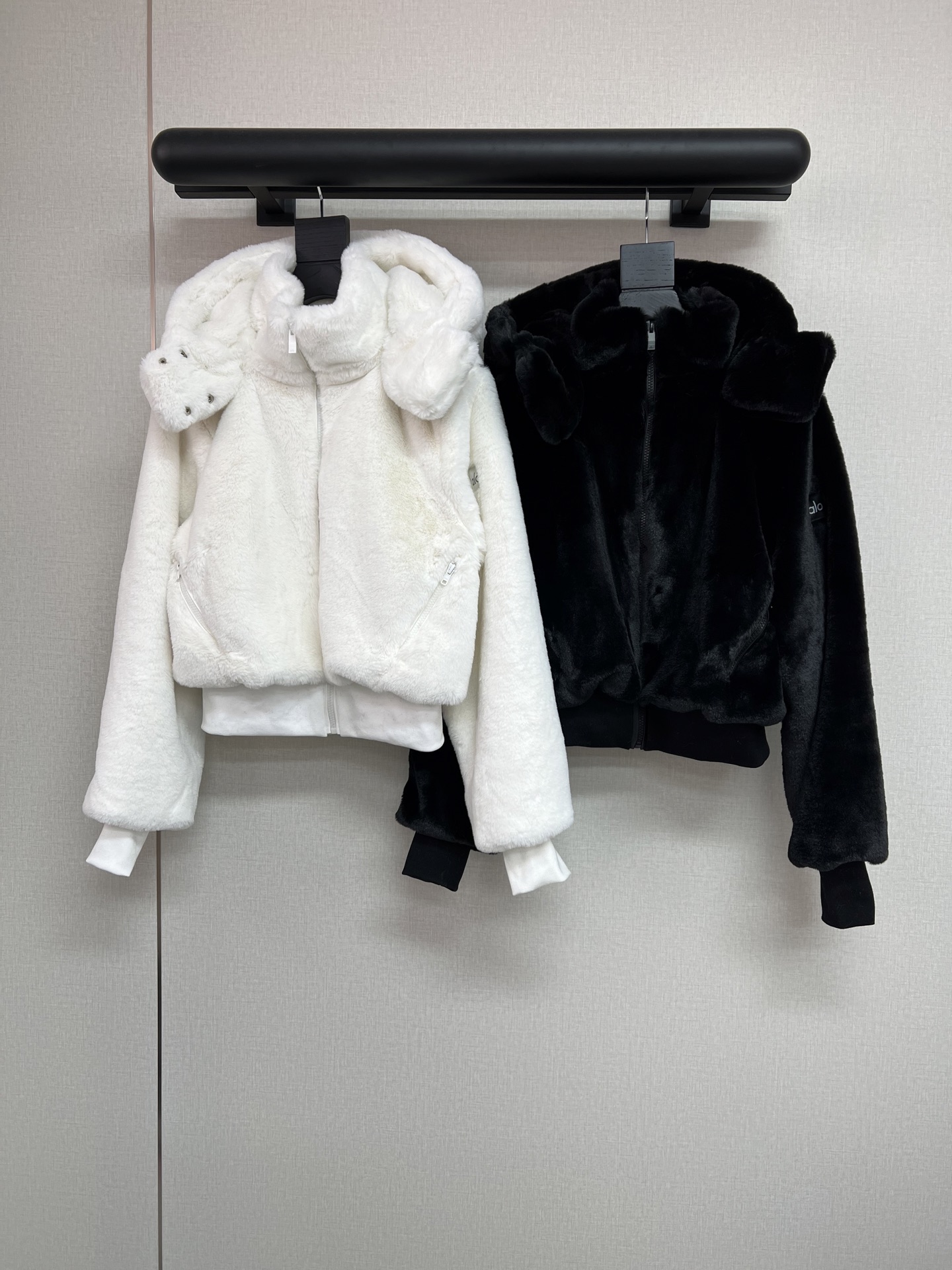 NO:609510,The high-quality Alo rabbit fur hooded jacket can be said to be made of better quality materials than the Yuan version. The 1200-gram ultra-dense environmentally friendly rabbit plush I used is not the thin fabric on the market. Once you get it, you will understand. It is unimaginably thick and textured. The fur is so smooth and comfortable!  Customized threaded hardware zipper ~ The details are a little different from the Kendou model, but the overall style is the same!  All in all, great value for money!  Black and shiny!  Snow is as white as a rabbit!  Two-color SML,,jackets & coats,hats,alexander wang19860909高品质Alo兔毛连帽外套 可以说用料比元版还要好的品质 我用的1200克重的超密环保兔毛绒 不是市面那种薄薄的面料 拿到手就懂了 想象不到的厚实有质感 毛毛太顺滑太舒服了！ 定制螺纹五金拉链～细节跟肯豆款有一些不同 但总体版型是一样的！ 总之物超所值的好货！ 黑的油光发亮！白的雪白如兔！ 两色SML,,jackets & coats,hats,alexander wang,Women's clothing