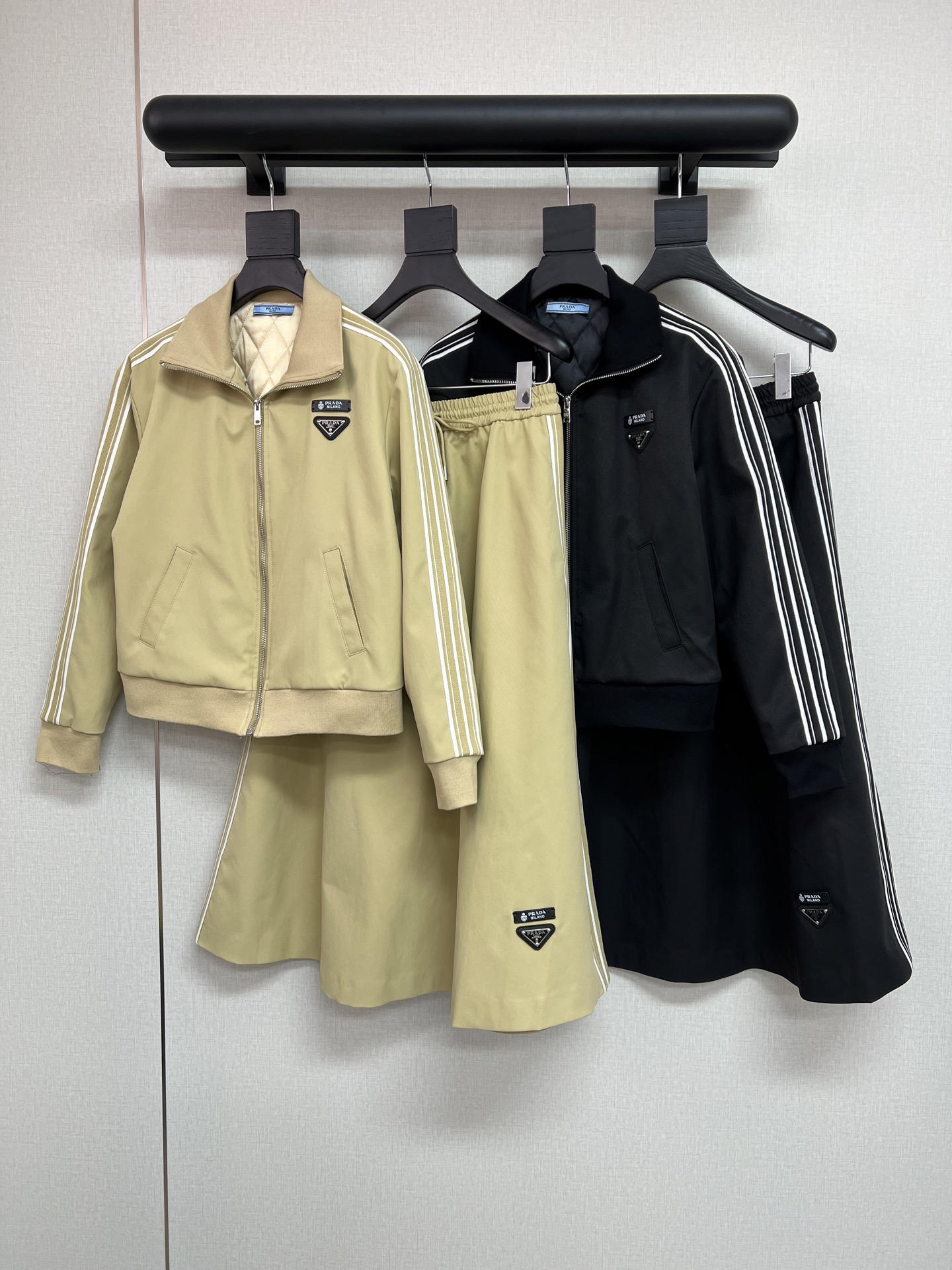 NO:611029,Jackets, half skirts, high-quality PRADA autumn and winter new series jackets, cotton coats, small leather labels, triangle labels decorated with side webbing, half-length umbrella skirts decorated with small leather labels, fine workmanship, counter synchronization, separable, two-color jackets SML, prada, skirts, jackets & coats, jackets & coats, alexander wang19860909外套 半裙高品质PRADA秋冬新款系列夹克棉服外套小皮标三角标装饰侧边织带 半身伞裙字母小皮标装饰 做工精细 专柜同步 可分开 两色外套SML,,prada,skirts,jackets & coats,jackets & coats,alexander wang,Women's clothing