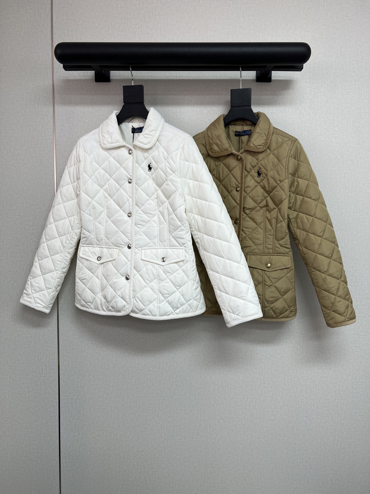 NO:621515,High-quality RL Love autumn and winter series. Designed with a waist-cinching effect on classic cotton clothes. Quilted plaid quilted jacket. If you want to be thin and slim, you must wear it. The three-dimensional version is really slimming. It is a jacket that can be worn for daily commuting and sports. You can see the details. Not much to say. Two-color SML, jackets & coats, alexander wang19860909高品质RL拉夫秋冬系列 在经典棉服上设计收腰效果 绗缝格纹夹棉外套 想要又轻薄又显瘦一定要入它 立体版型真的太显瘦了 日常通勤 运动打卡都是可以穿的外套 细节看得见 不多说啦 两色SML,,jackets & coats,alexander wang,Women's clothing