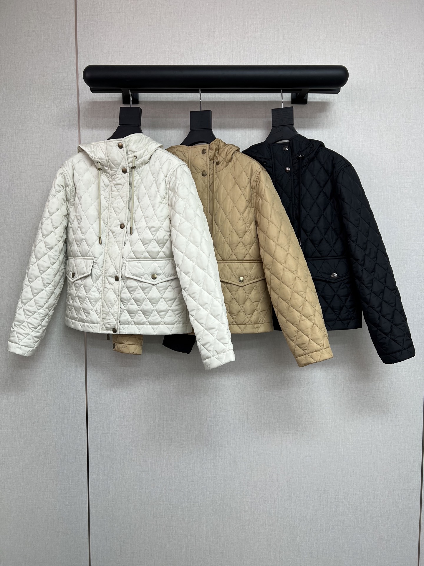 NO:622991,High-quality Bur2925 autumn and winter series B's cotton clothing is a timeless classic. It uses high-quality nylon windproof fabrics, classic quilted embroidered quilting, and all hardware accessories are in place. Bur's signature plaid lining is available in three colors. They all look good. It's really hard to choose. They are all single-piece jackets that can be worn for sports and outdoor activities or daily commuting. Three-color SML, burberry, jackets & coats, alexander wang19860909高品质Bur2925秋冬系列 B家棉服 真是万年经典 采用高品尼龙防风面料 经典绗绣菱格纹夹棉 五金配件都是到位 内里bur招牌格纹内里 三色入 都炒鸡好看 真的很难选呢 不论运动户外 还是日常通勤 都是可以穿搭的单品外套 三色SML,,burberry,jackets & coats,alexander wang,Women's clothing