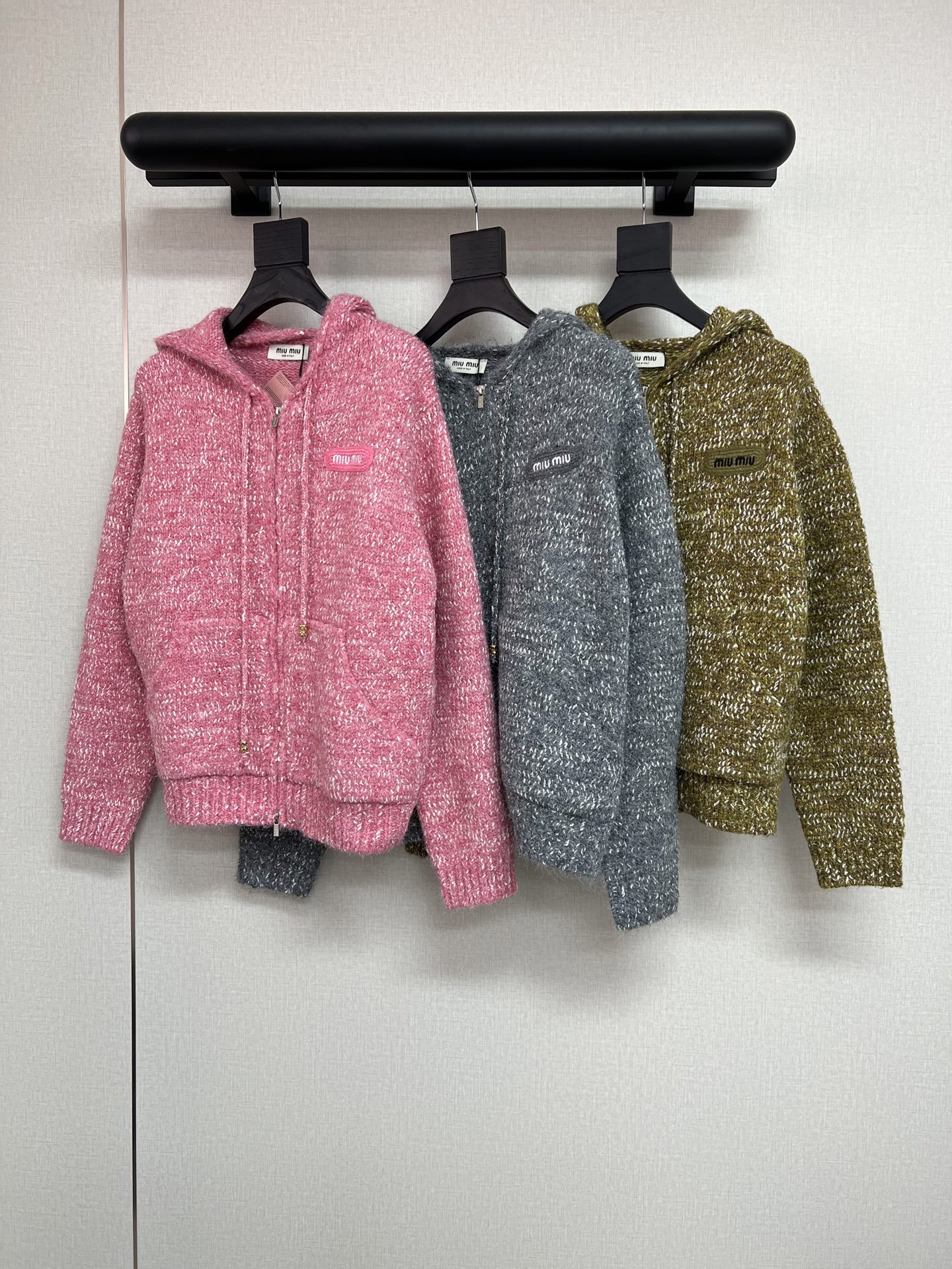 NO:624714,High-quality M1u2025 autumn and winter series. Super beautiful sweater jacket with winter atmosphere. Thickened snowflake mixed color knitted sweater. Hooded cardigan style. Casual, versatile and practical. Made in three colors. I really can’t choose. They all look good. They are all fashionable colors. Youthful and energetic. Three colors SML, jackets & coats, sweaters, hats, alexander wang19860909高品质M1u2025秋冬系列 超美的冬季氛围感毛衣外套 加厚雪花混色针织毛衣 连帽开衫版型 休闲百搭又实穿 做了三个颜色 真的挑不出来 都好看 都是时髦的配色 青春又活力 三色SML,,jackets & coats,sweaters,hats,alexander wang,Women's clothing
