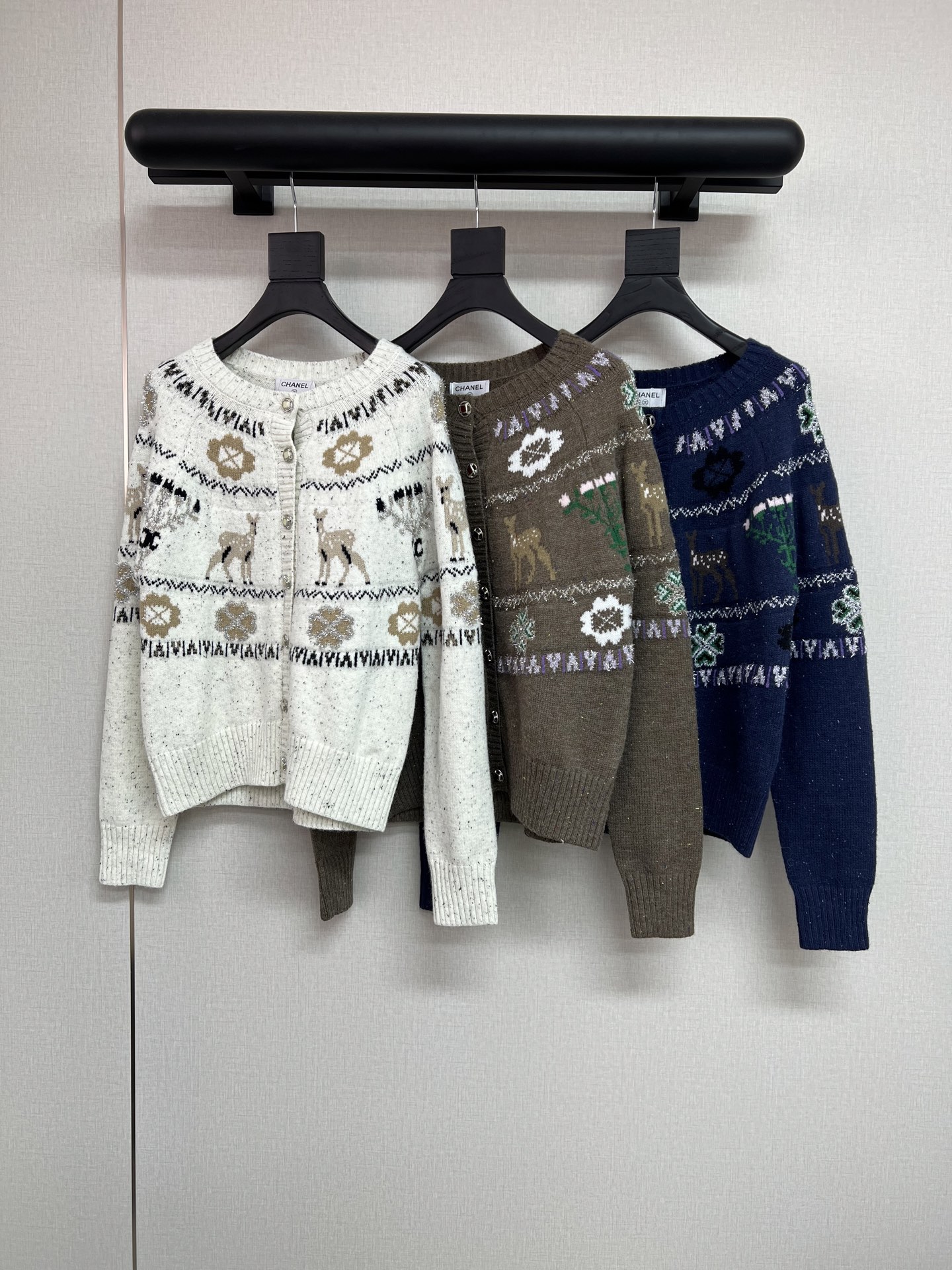 NO:624716,High-quality Xiaoxiang* 2025 winter ski series is so beautiful. The long-awaited coco neige series is coming soon. Reindeer, snowflakes, Christmas atmosphere is coming~ Three-dimensional bright silk knitting, thicker style, series of cardigans, loose version, not flattering at all, just a very warm sweater. Three-color SML,,sweaters,alexander wang19860909高品质小香*2025冬季滑雪系列 太美啦 期待已久的coco neige系列 马上就要圣诞节啦 驯鹿 雪花圣诞气息扑面而来～ 立体亮丝针织 比较厚实的款式 系列开衫 宽松版型完全不挑身材 就是一件很暖乎乎的毛衣 三色SML,,sweaters,alexander wang,Women's clothing