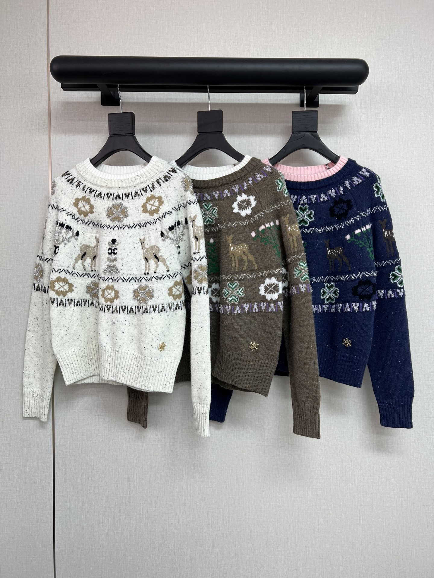 NO:624694,High-quality Xiaoxiang* 2025 winter ski series. So beautiful. The long-awaited coco neige series. Christmas is coming soon. Reindeer, snowflakes and Christmas atmosphere are coming~ Three-dimensional bright silk knitting. A thicker style. The contrasting collar design also blocks the wind. It is a very warm sweater. Three-color SML,,sweaters,alexander wang19860909高品质小香*2025冬季滑雪系列 太美啦 期待已久的coco neige系列 马上就要圣诞节啦 驯鹿 雪花圣诞气息扑面而来～ 立体亮丝针织 比较厚实的款式 撞色领口设计也很挡风 就是一件很暖乎乎的毛衣 三色SML,,sweaters,alexander wang,Women's clothing