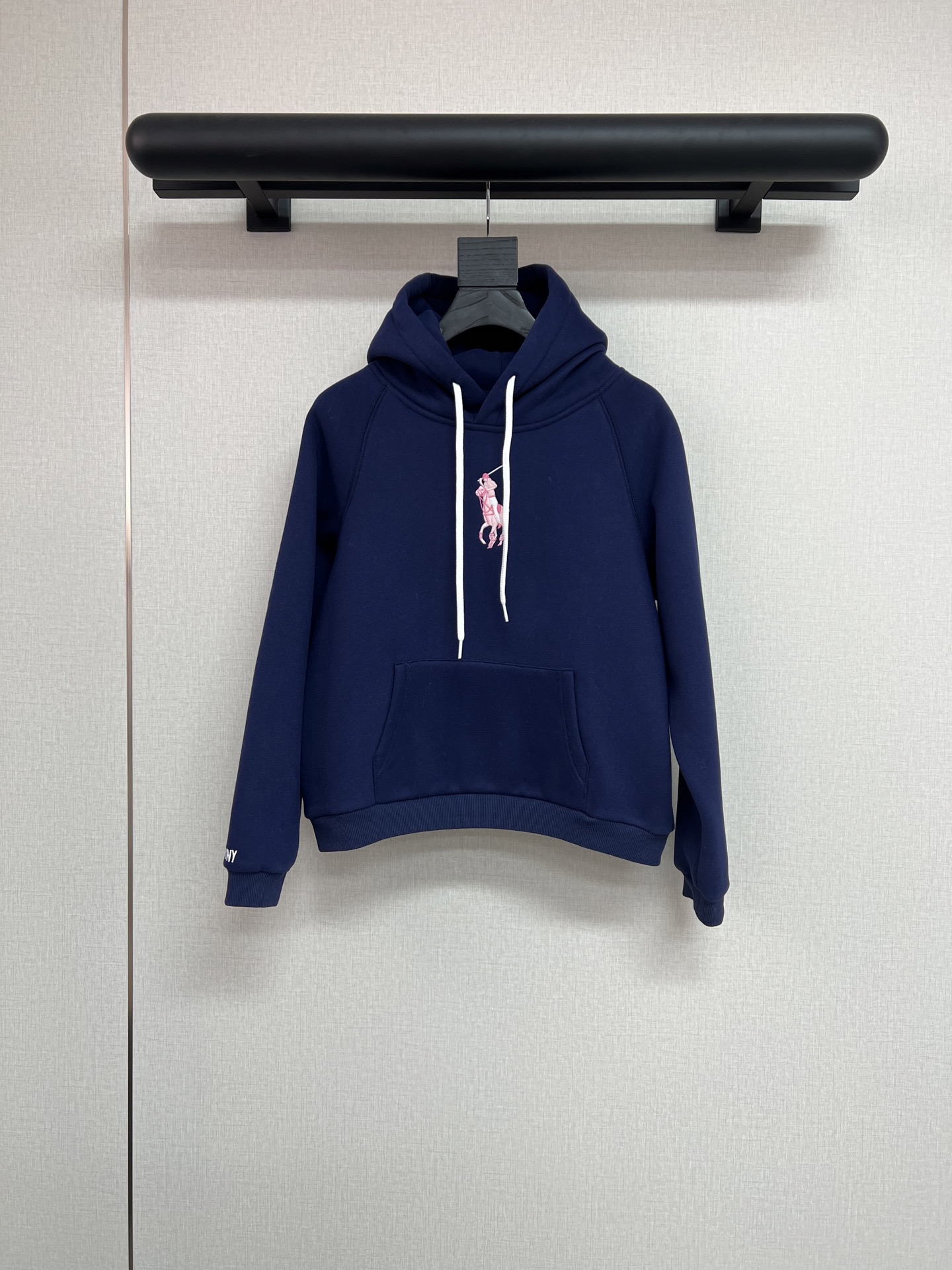 NO:625413,High-quality RL Love 2035 autumn and winter series. Jung Soo-jing's same style velvet sweatshirt. Pure cotton lining with velvet. Thickened and warm. The regular version is not a large version. It is slimmer for daily outings. It looks good when commuting. The navy blue is very white and elegant. Three-dimensional three-color thread large logo embroidery SML, hoodie, sweatshirts, alexander wang19860909高品质RL拉夫2035秋冬系列 郑秀晶同款加绒卫衣 纯棉内里加绒 加厚保暖 常规版型不是大版型哈 更加显瘦日常出街 通勤都是很好看 藏蓝色很显白显气质呢 立体三色线大标志刺绣 SML,,hoodie,sweatshirts,alexander wang,Women's clothing