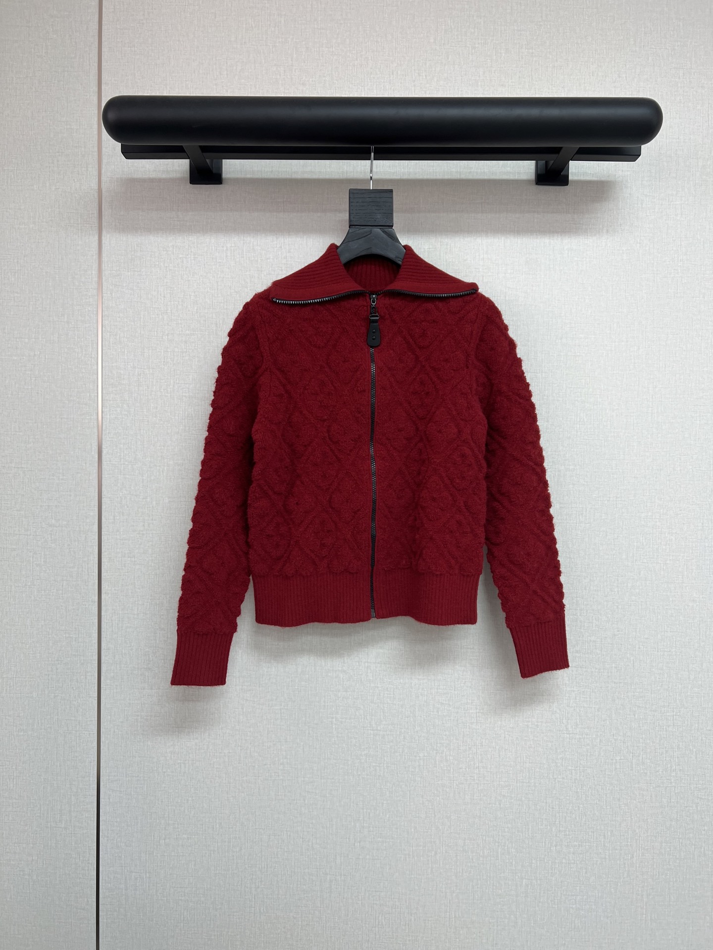 NO:625424,High-quality LDonkey brand V2025 winter series. Super beautiful jacquard knitted cardigan and sweater. Three-dimensional presbyopic pattern. Really exquisite and charming. Simple navy collar design and cardigan style. Completely flattering style. Designed with full details. Easy to wear and fashionable. Three colors for New Year's red. SML, Louis Vuitton, Sweaters, Alexander Wang19860909高品质L驴牌V2025冬季系列 超美的提花针织开衫毛衣 立体老花图案 真的精致又迷人 简洁的海军领设计和开衫版型 完全不挑身材的款式 细节满满地设计 好穿又时髦 三色入新年红 SML,,louis vuitton,sweaters,alexander wang,Women's clothing