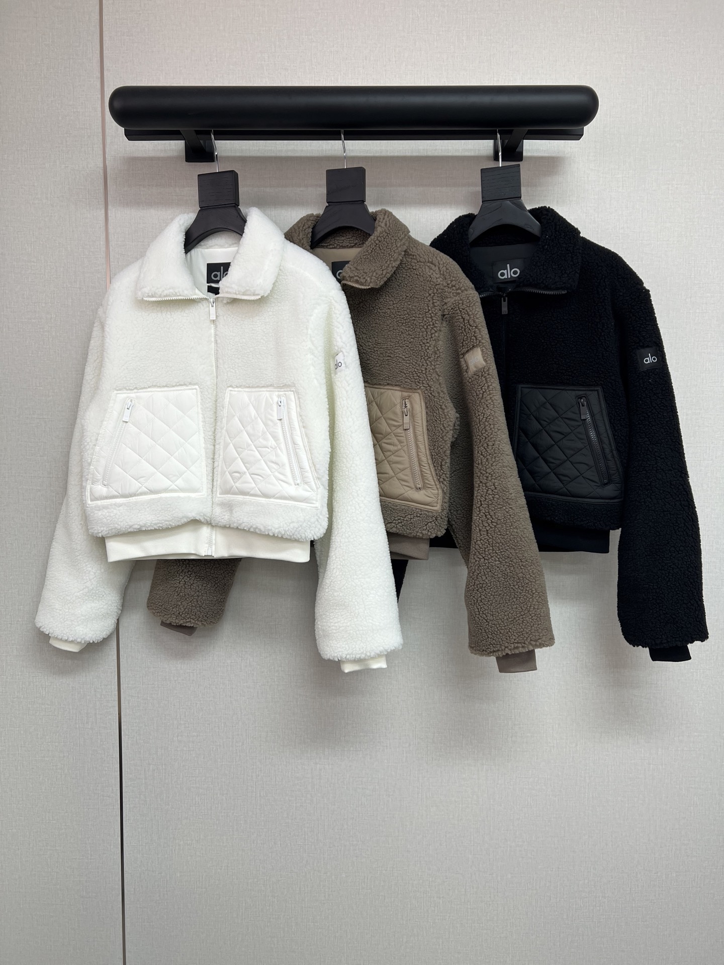 NO:627742,High-quality ALO winter series. Out of stock in North America. Cotton woolen jacket. Many supermodels and celebrities wear sports brands such as kylie/kendall/camdice, etc. Many ins influencers wear their outfits. Super fashionable 3 colors are shipped. SML,,jackets & coats,alexander wang19860909高品质ALO 冬季系列 北美断货王 拼棉毛毛外套 众多超模明星都有穿的运动品牌 kylie/kendall/camdice等等 超多ins网红博主都有穿搭出街 超时髦3色出货 SML,,jackets & coats,alexander wang,Women's clothing