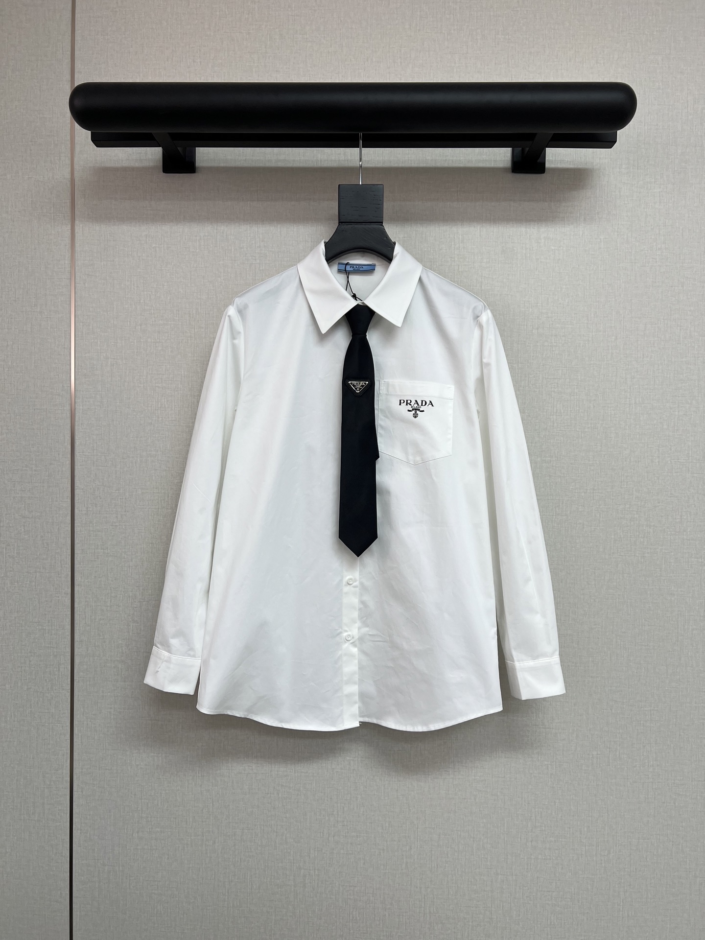 NO:628769,High-quality PRADA2026 early spring new long-sleeved lapel white tie shirt with classic printed logo on the chest, loose version, classic fashionable pure cotton fabric, high-quality white SML,, prada, shirts, ties, alexander wang19860909高品质PRADA2026早春新款长袖翻领白色领带衬衫胸前经典印花logo宽松版型经典时尚纯棉面料高品质白色SML,,prada,shirts,ties,alexander wang,Women's clothing