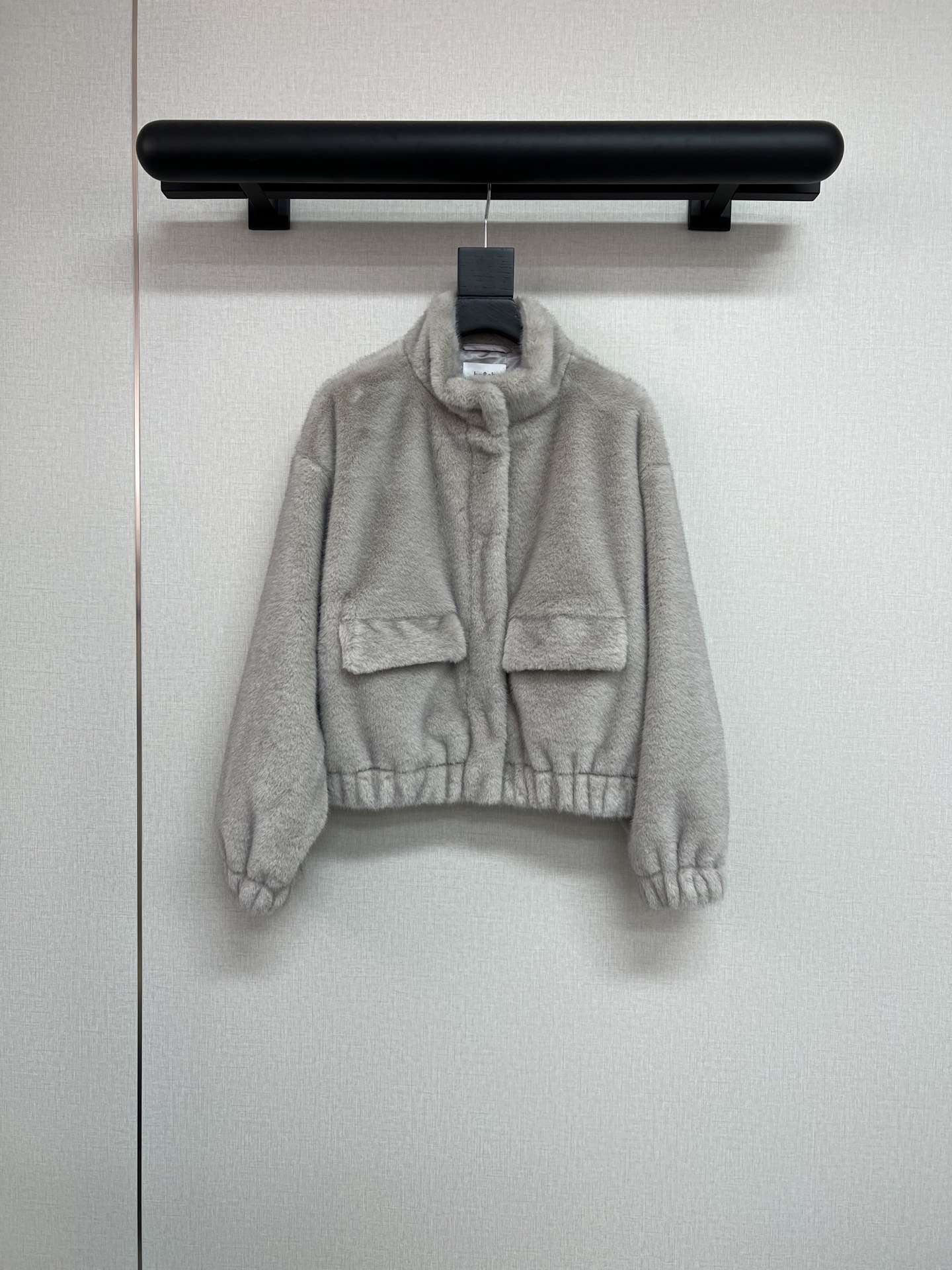 NO:650182,High-quality bs&sh autumn and winter series. Super special fur with three-dimensional layering. Eco-friendly mink fabric. Silver-gray high-end feel. A very high-end fur single-piece jacket. Monochrome SML,,jackets & coats,alexander wang19860909高品质bs&sh秋冬系列 超特别的有立体层次感的毛毛 环保貂绒面料 银灰色的高级感觉 很高级的一件毛毛单品外套 单色SML,,jackets & coats,alexander wang,Women's clothing