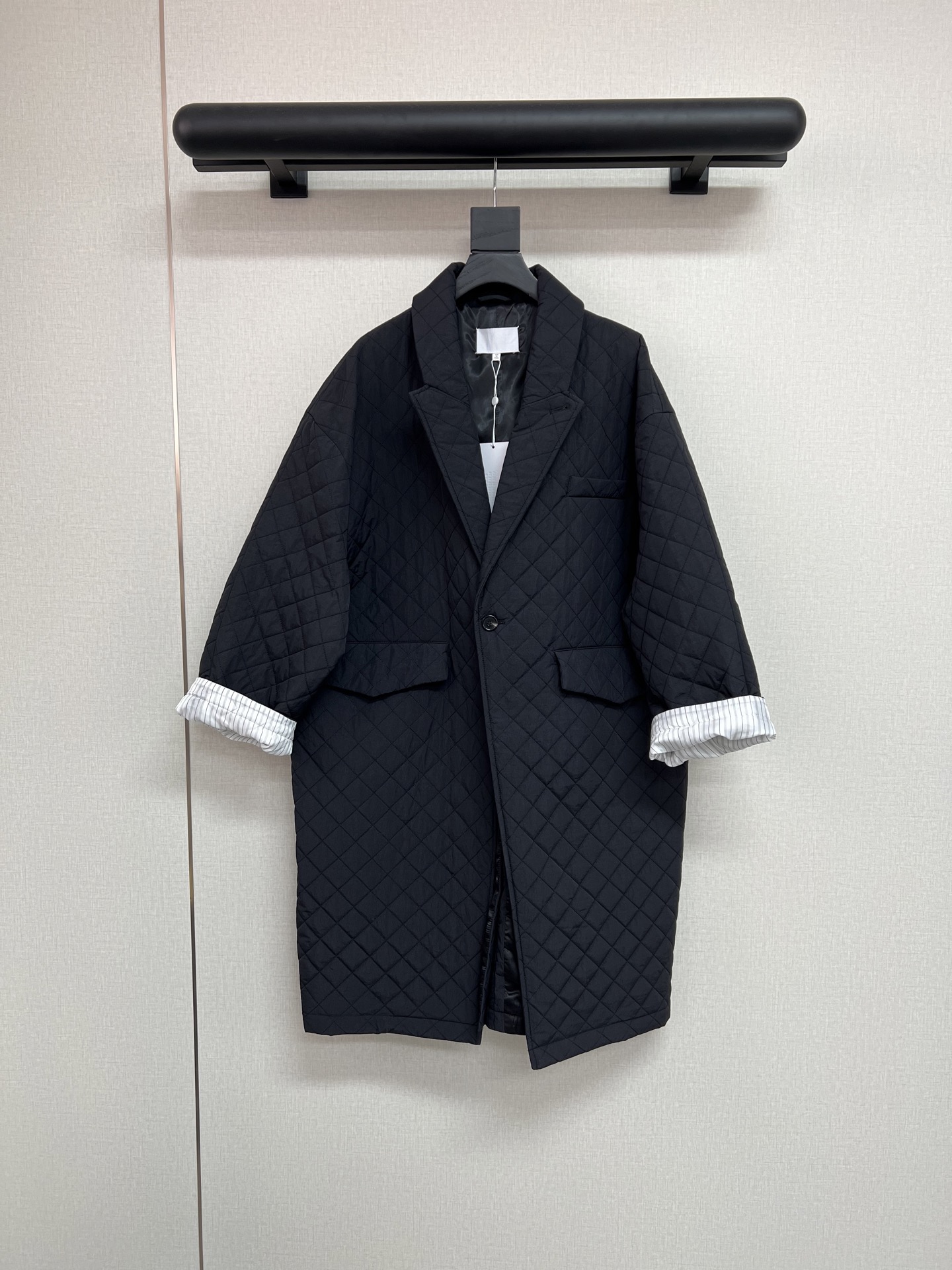 NO:656425,High-quality Margiela 2025 autumn and winter series Yang Mi's same style items Very stylish oversized cotton clothing Customized quilted embroidery plaid crafts Splicing stripes Can be flanged and worn with contrasting colors Full of details Just close your eyes and enjoy SM, masion margiela, alexander wang19860909高品质马吉拉2025秋冬系列 杨幂同款单品 非常有腔调的超大版棉服 定制绗绣格纹工艺 拼接条纹 可以翻边撞色穿搭 细节满满都做到了 闭眼入就好 SM,,masion margiela,alexander wang,Women's clothing