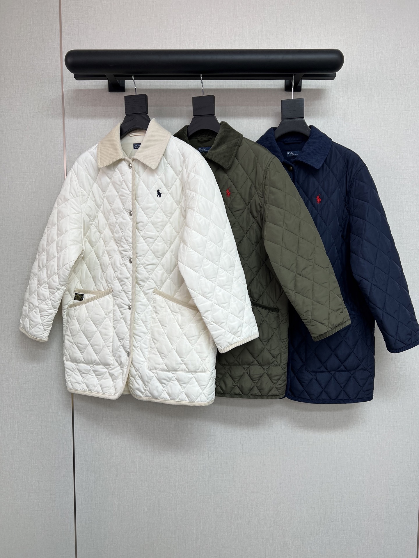 NO:656450,High-quality Raff RL2025 autumn and winter series. This year's new oversized cotton-padded jacket adopts the classic quilted rhombus pattern. Customized for purchase in Yuan version. Customized splicing of corduroy. Double-layered large pockets. Customized retro hardware buttons. Spliced ​​cotton lining inside. All the details are done. Super beautiful three colors. Navy blue/milk white/military green. SML,,alexander wang19860909高品质拉夫RL2025秋冬系列 今年新出的超大版型棉服 采用经典的绗缝菱格纹 元版购入定制的哦 拼接定制灯芯绒 双层大口袋 定制的复古五金纽扣 内里拼接全棉里衬 细节都做到了 超美三色 藏蓝/奶白/军绿 SML,,alexander wang,Women's clothing