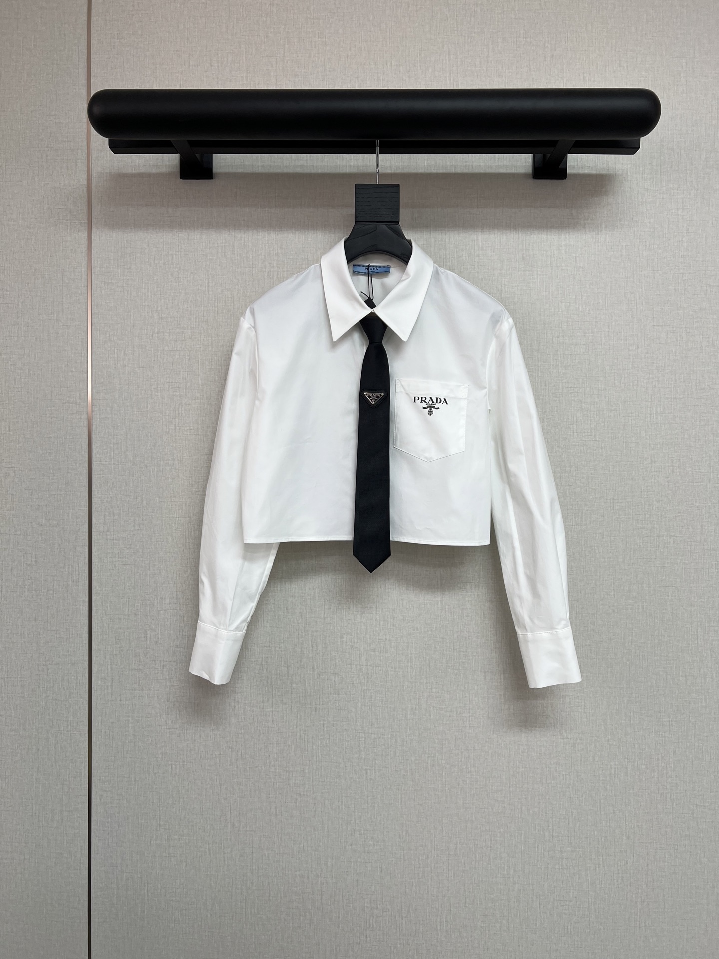 NO:656431,High-quality PRADA 2026 spring and summer new style simple short long-sleeved shirt with pocket printing logo and tie, casual, fashionable and versatile white SML,, prada, shirts, ties, alexander wang19860909高品质PRADA2026春夏新款简约短款长袖衬衫口袋印花logo搭配领带休闲时尚百搭白色SML,,prada,shirts,ties,alexander wang,Women's clothing