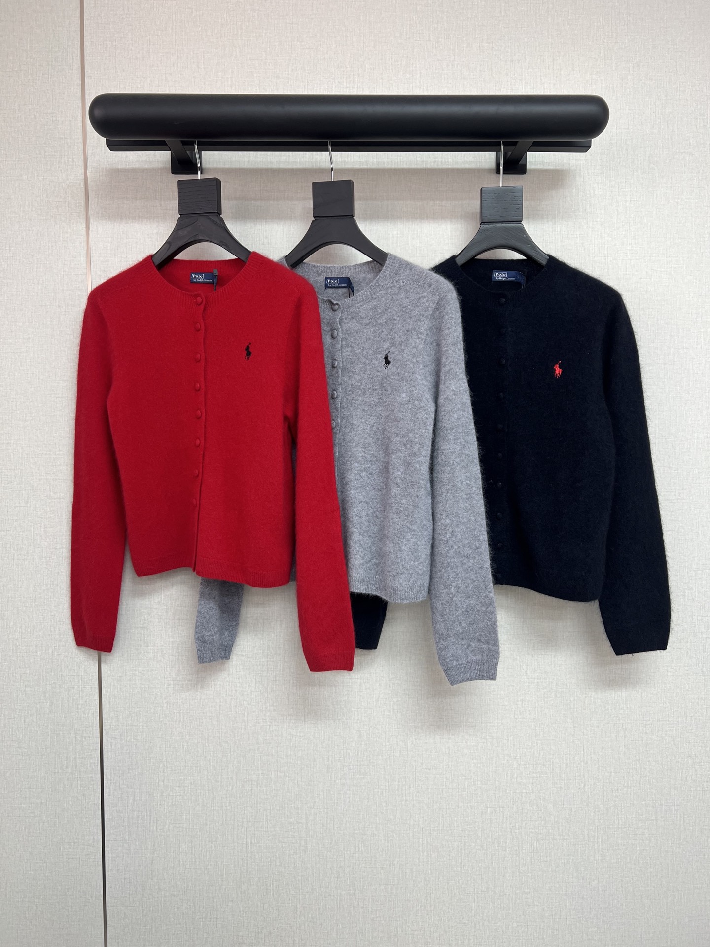 NO:658220,High-quality Raff RL autumn and winter series. Super beautiful mohair cardigan. Solid color multi-button design. Simple and high-end. Plush texture. Soft and thick. Classic round neck cardigan jacket. Recommended items for autumn and winter. Shedding is inevitable in long-haired fabrics!  If you mind, don’t place an order!  Three-color SML,,jackets & coats,alexander wang19860909高品质拉夫RL秋冬系列 超美的马海毛开衫 纯色多扣设计 简洁高级 毛绒绒的质感 软糯厚实 经典圆领开衫外套 秋冬穿搭推荐单品 长毛面料掉毛不可避免！介意勿下单！ 三色SML,,jackets & coats,alexander wang,Women's clothing