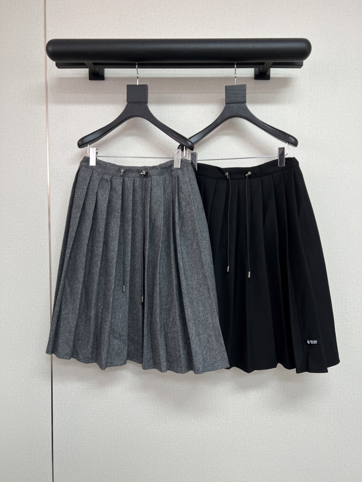 NO:659031,High-quality prad*2025 new autumn and winter pleated skirt contains wool fabric/letter small leather label decoration/elastic rope belt/fashionable and elegant/two-color SML, prada, skirts, alexander wang19860909高品质prad*2025秋冬新款百褶裙含羊毛面料/字母小皮标装饰/松紧绳腰带/时尚大方/两色SML,,prada,skirts,alexander wang,Women's clothing