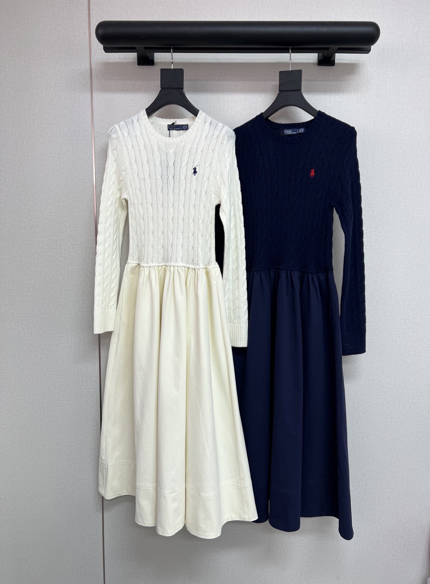 NO:665585,High-quality Raff RL2025 autumn and winter series. Super popular sweater patchwork dress. Small and super hot. Classic wool twist skirt splicing on top. Extra large (nearly 3 meters) cotton skirt. Thickened and not see-through. Very textured. Classic milk white/navy blue 2 colors. Full of details. You will understand once you get it. SML, skirts, sweaters,  19860909高品质拉夫RL2025秋冬系列 超火的毛衣拼接连衣裙 小的热度超级高 上面经典羊毛麻花裙摆拼接 超大（将近3米）全棉裙摆 加厚不会透哈 非常有质感 经典奶白/藏蓝2色入 细节满满 拿到手就懂了 SML,,skirts,sweaters, ,Women's clothing