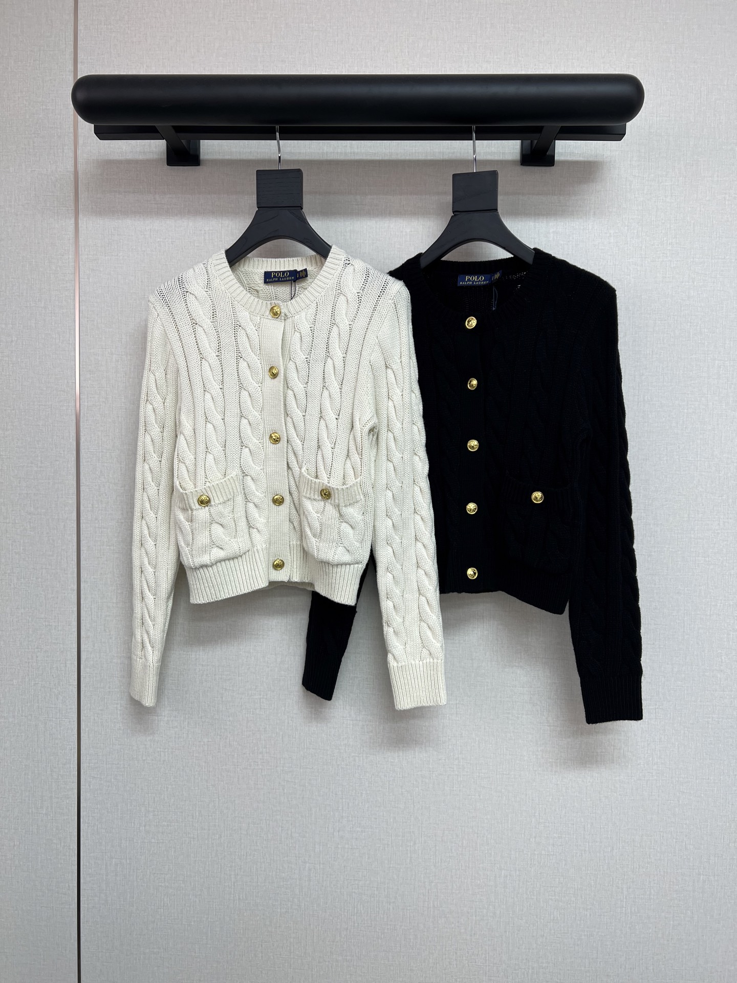 NO:666893,High-quality Raff RL26 winter series. Yuan version is custom-made. I know the quality~ The upper body is really super beautiful and good-looking. The twist series is made of merino wool. The double pocket design is novel. It has an old-money style. It is soft and waxy and super good-looking!  Classic black/white 2 colors SML,, 19860909高品质拉夫RL26冬季系列 元版入定制的哈 品质懂的哈～ 真的上身超级美丽超级好看 的麻花系列 采用美丽奴羊毛 双口袋设计新颖 老钱风比入 软软糯糯超级好看！ 经典黑/白2色 SML,, ,Women's clothing