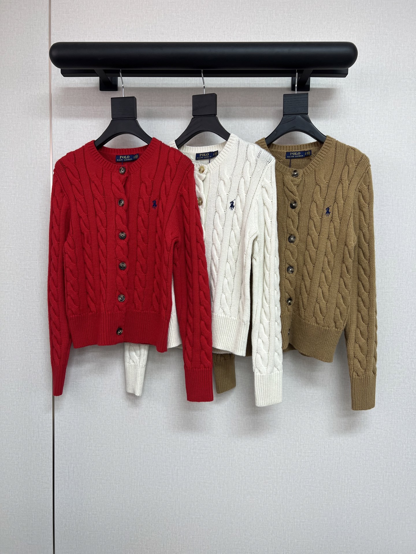 NO:666882,High-quality Raff RL2025 autumn and winter series. The popular twist cardigan series. Buy and customize the Yuan version. I understand. It is blended with merino wool yarn. The texture is super soft and waxy. It is super easy to wear. The three most beautiful colors are available. Customized laser buttons ~ SML,, 19860909高品质拉夫RL2025秋冬系列 火爆的麻花开衫系列了 元版购入定制 懂的哈 采用美丽奴羊毛纱线混纺 质感超级软糯 超级好穿 最美丽的三个颜色出 定制激光纽扣～ SML,, ,Women's clothing