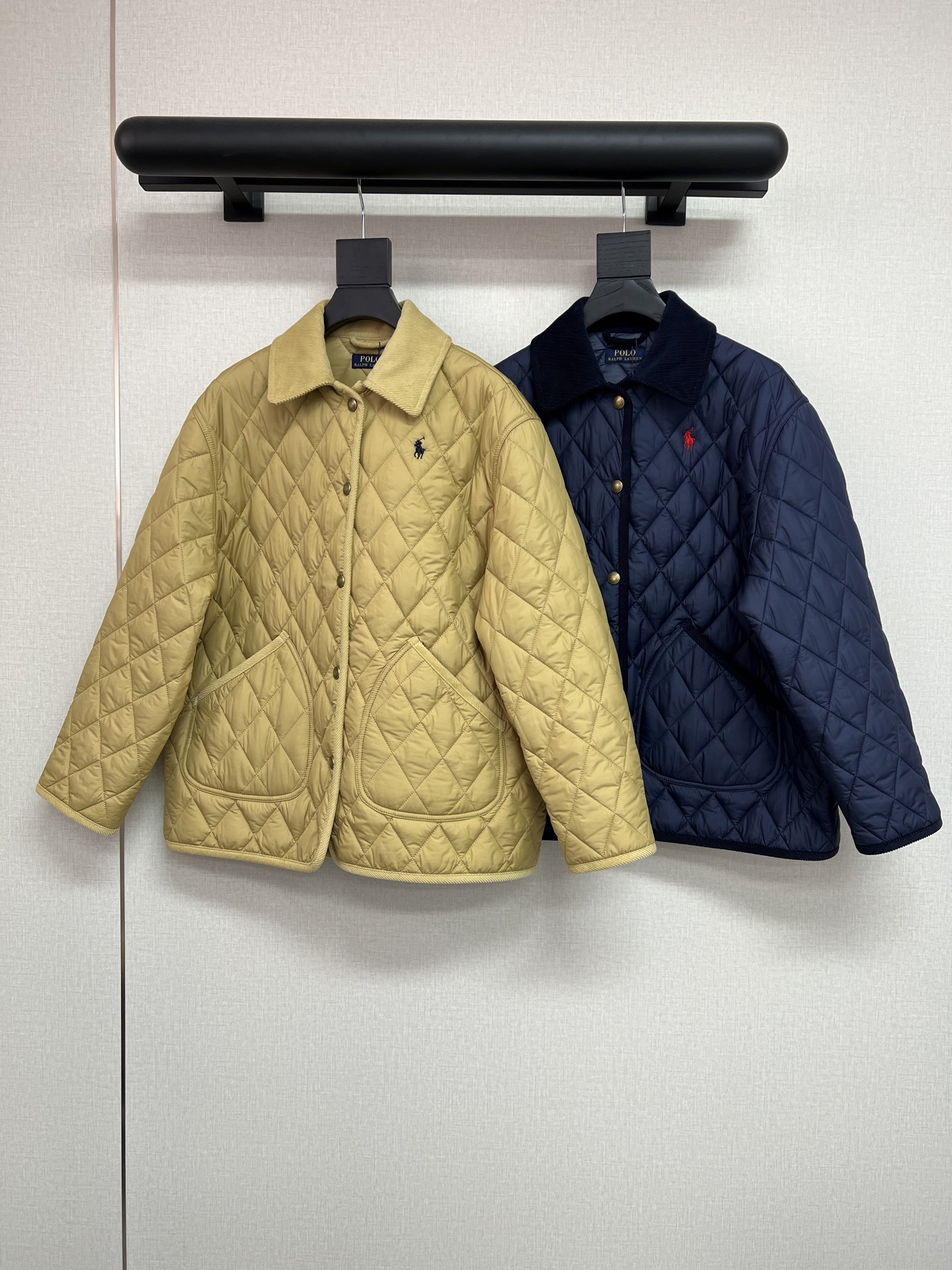 NO:686106,High-quality Raff RL2025 autumn and winter latest series. My Raff family is serious about quality. You can see the quality details. They are all customized fabrics/quilted plaid/endless accessories. This is a mid-length version. Solid color design. Versatile and fashionable. Two-color SML,,19860909高品质拉夫RL2025秋冬最新系列 拉夫我家都是认真的 品质细节都看得见 都是定制面料/绗缝格纹/无尽配件 这款是中长款版型 纯色设计 百搭时髦 两色SML,,,Women's clothing