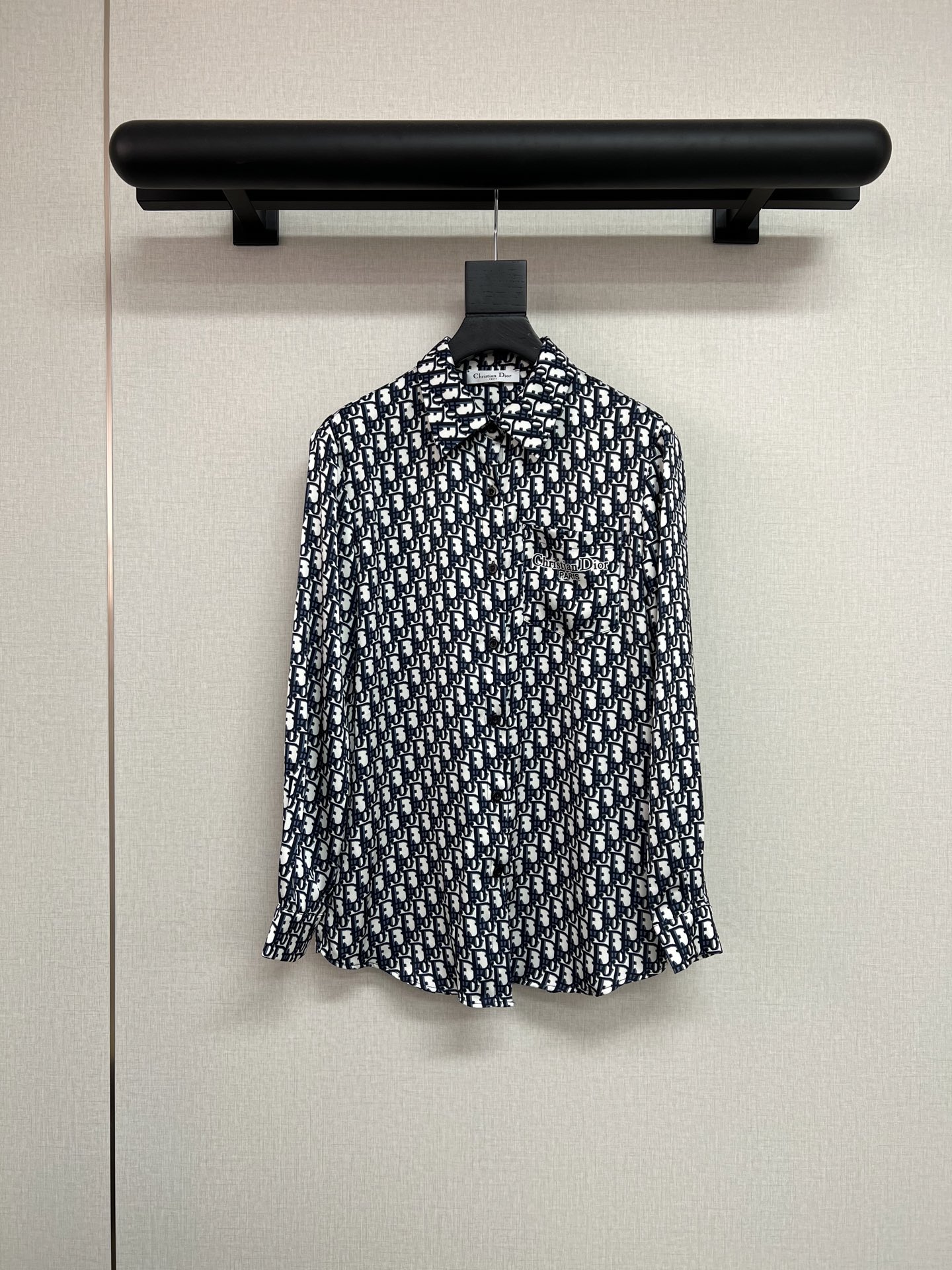 NO:694910,High quality Dior2026 spring and summer new classic logo printed shirt pocket positioning printing loose fit fabric drape comfortable versatile fashion item high quality SML,, dior, shirts,19860909高品质Dior2026春夏新款经典logo印花衬衫口袋定位印花宽松版型面料垂感舒适百搭时尚单品高品质SML,,dior,shirts,,Women's clothing