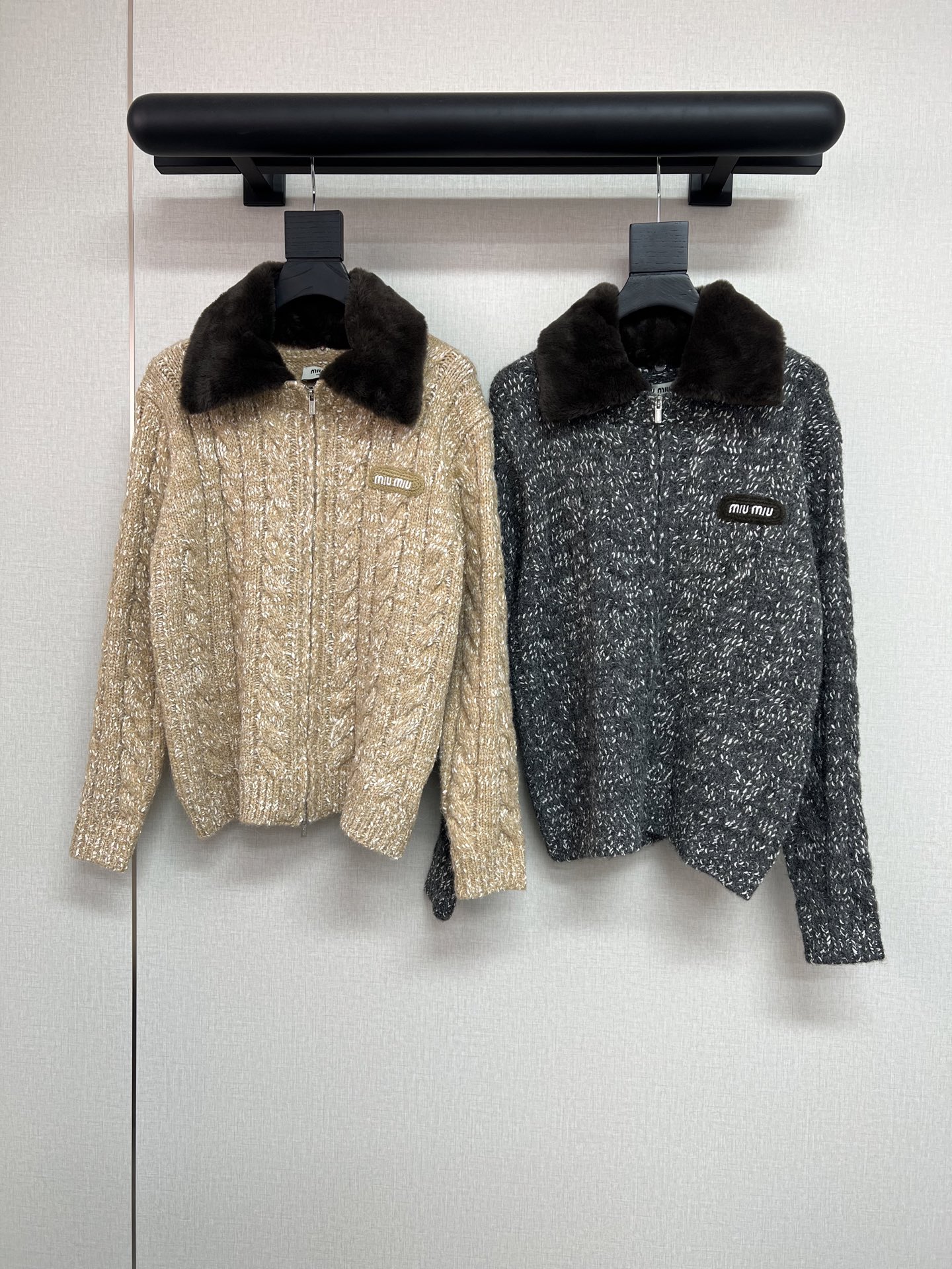 NO:697459,High-quality M1u 2025 new autumn and winter series mixed-color twist thick-thread sweater cardigan with eco-friendly mink velvet collar. Detachable thick sweater jacket. Great-looking two colors SML, jackets & coats, sweaters,19860909高品质M1u2025秋冬系列新品 混色麻花粗线毛衣开衫 拼接环保貂绒领子 可拆卸 厚实的毛衣外套 巨好看两个色SML,,jackets & coats,sweaters,,Women's clothing