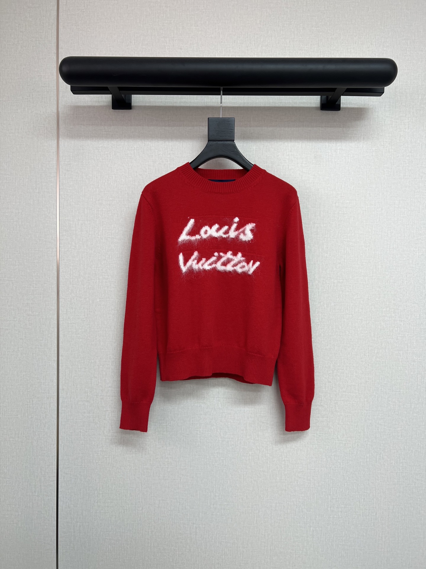 NO:697447,High quality L donkey V brand 26 New Year red letter sweater letter jacquard logo design monochrome SML,,louis vuitton,sweaters,19860909高品质L驴V牌26新年红字母毛衣 字母提花logo设计 单色SML,,louis vuitton,sweaters,,Women's clothing