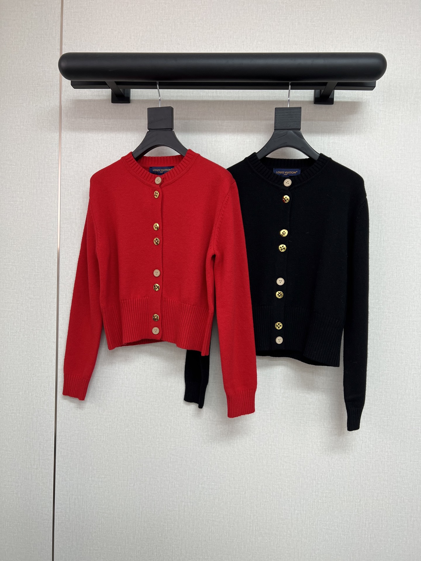 NO:707883,High-quality Lvv brand 26 early spring series cardigan, presbyopic pattern hollow button design, two-color SML, Louis Vuitton,19860909高品质L驴V牌26早春系列开衫 老花图案镂空扣子设计 两色SML,,louis vuitton,,Women's clothing