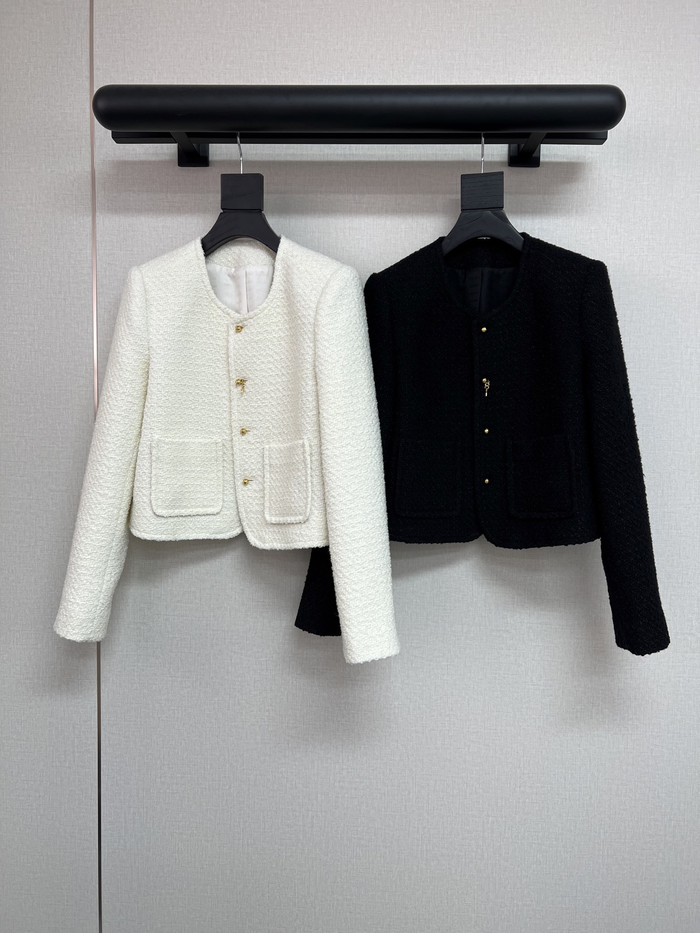 NO:708287,High-quality Ce 2026 early spring series. Ce's classic small coat style has been updated this year with golden round buttons and lock key accessories. It is made of 50% wool blended woolen fabric. It is still the popular and fashionable small coat. Classic black/white 2 colors, full of details and super cost-effective SML,,jackets & coats,19860909高品质Ce 2026早春系列 ce家经典的小外套款式 今年更新了金色圆圆的扣子 还有锁扣钥匙配饰 采用50羊毛混纺粗纺面料 还是那个爆款时髦的小外套 经典黑/白2色 细节满满 性价比超高 SML,,jackets & coats,,Women's clothing