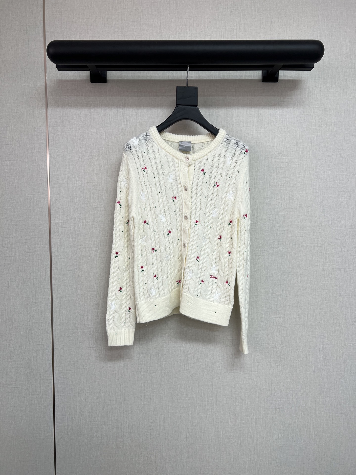 NO:709673,High-quality di*r 2026 early spring series. Super beautiful small flower embroidered knitted series. It fits the colors of spring very well. Heavy embroidery of peace doves and small flowers. Two styles. It looks great when worn in one set. SML,,19860909高品质di*r 2026早春系列 超好看的小花朵刺绣针织系列 非常非常贴合春天的色彩 和平鸽与小花朵重工刺绣 两个款式 一套穿也超好看 SML,,,Women's clothing