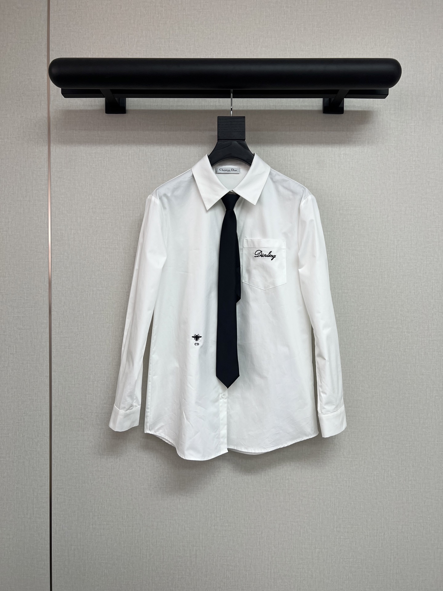 NO:713050,High-quality Dior 2026 spring and summer new long-sleeved lapel pure cotton shirt 26-year new classic embroidered logo with tie, fashionable and versatile white SML,, dior, shirts, ties,19860909高品质Dior2026春夏新款长袖翻领纯棉衬衫26年新款经典刺绣logo搭配领带时尚百搭白色SML,,dior,shirts,ties,,Women's clothing