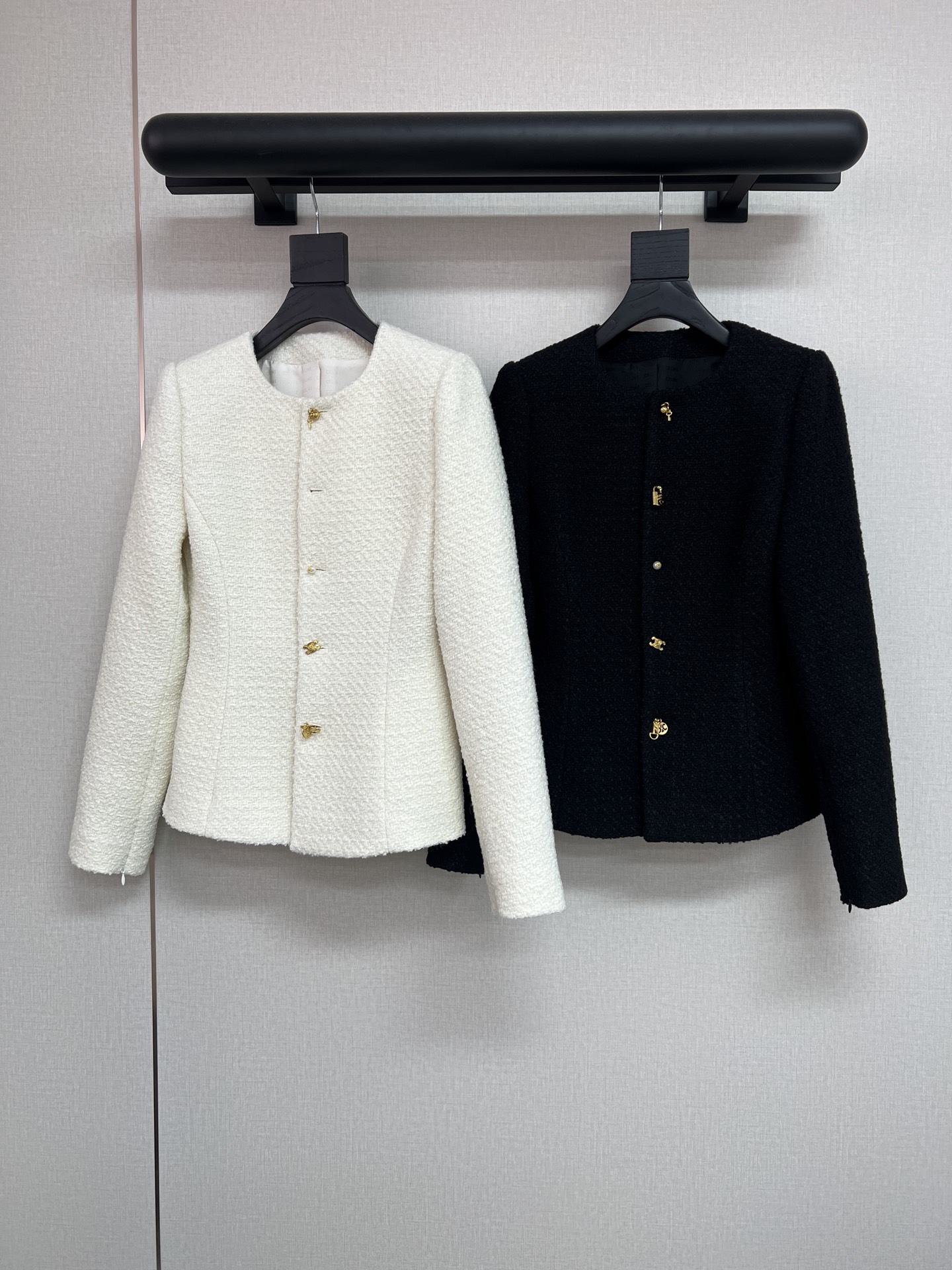 NO:713046,High-quality Ce 26ss early spring series. The little jacket is really beautiful. It is made of wool blended slub fabric. This one is three-dimensional and has a really good waistline modification effect. It is decorated with gold buttons. Each one is a different decoration. Super noble and textured. Classic black/white SML,,jackets & coats,19860909高品质Ce 26ss早春系列 小外套真的太好看了 采用羊毛混纺的粗纺面料 这款是立体剪裁 修饰腰线效果真的好 搭配了金色纽扣装饰 每一颗都是不同的装饰品 超级贵气有质感 经典黑/白色 SML,,jackets & coats,,Women's clothing