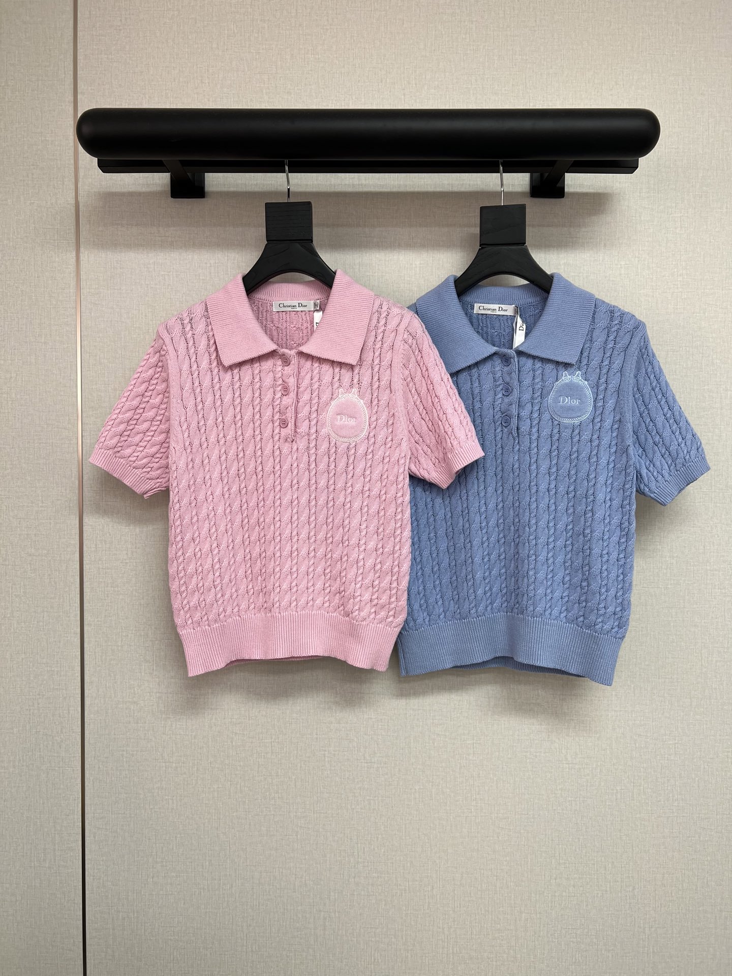 NO:716047,High-quality di*r 2026ss early spring series. Super beautiful twist knitted series. Same items as jisoo. Beautiful pastel pink and baby blue. Large white and tender items. Made of high-quality pure cotton yarn. Three-dimensional positioning embroidery. Round neck/lapel. Two styles. Two-color SML.19860909高品质di*r 2026ss早春系列 超美的麻花针织系列 jisoo同款单品 巨美的水粉色和baby蓝 巨显白显嫩的单品 采用高品质的纯棉纱线 立体定位刺绣 圆领/翻领 两个款式 两色SML,,,Women's clothing