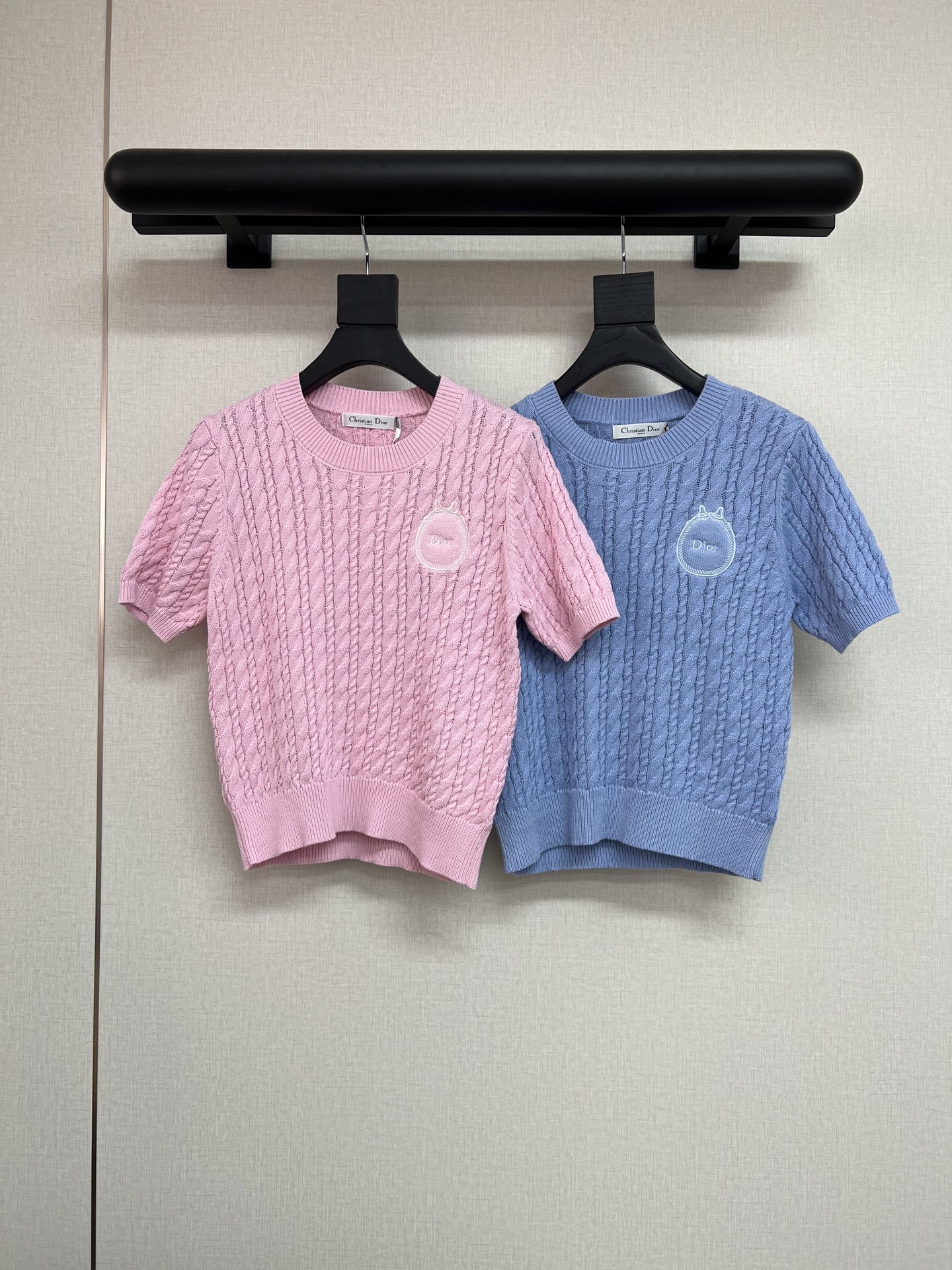 NO:716039,High-quality di*r 2026ss early spring series. Super beautiful twist knitted series. Same items as jisoo. Beautiful pastel pink and baby blue. Large white and tender items. Made of high-quality pure cotton yarn. Three-dimensional positioning embroidery. Round neck/lapel. Two styles. Two-color SML.19860909高品质di*r 2026ss早春系列 超美的麻花针织系列 jisoo同款单品 巨美的水粉色和baby蓝 巨显白显嫩的单品 采用高品质的纯棉纱线 立体定位刺绣 圆领/翻领 两个款式 两色SML,,,Women's clothing