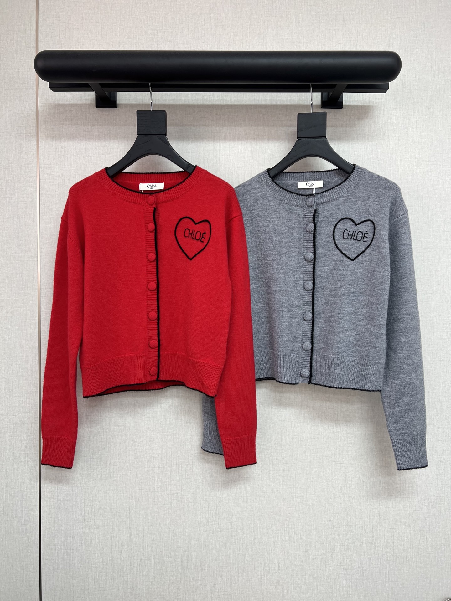 NO:730857,High-quality Chl*e2026ss series New Year series/Valentine's Day series Super nice wool cardigan Hand-sewn love letter embellishment Super beautiful Versatile and fashionable Two-color SML,,19860909高品质Chl*e2026ss系列 新年系列/情人节系列款 超级好看的羊毛开衫 纯手工缝制爱心字母点缀 超级美丽 百搭时髦 两色SML,,,Women's clothing