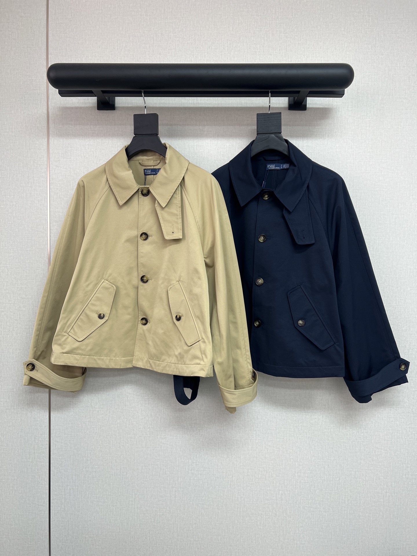 NO:733716,High-quality Raff RL 26ss early spring series. Purchase and customize the Yuan version~ Super popular light jacket and windbreaker. A jacket that is very popular with Xiao Hongshu. The fabric is light, comfortable and textured. The A-line doll version is particularly age-reducing and cute. The loose tailoring is not flattering at all. Classic khaki/navy blue in SML,,jackets & coats,jackets & coats,19860909高品质拉夫RL 26ss早春系列 元版购入定制～ 超级火的轻薄夹克风衣 小红薯热度很高的一款外套 面料轻薄舒适很有质感 A字娃娃版型特别减龄可爱 宽松的剪裁完全不挑身材 经典卡其色/藏蓝色入 SML,,jackets & coats,jackets & coats,,Women's clothing