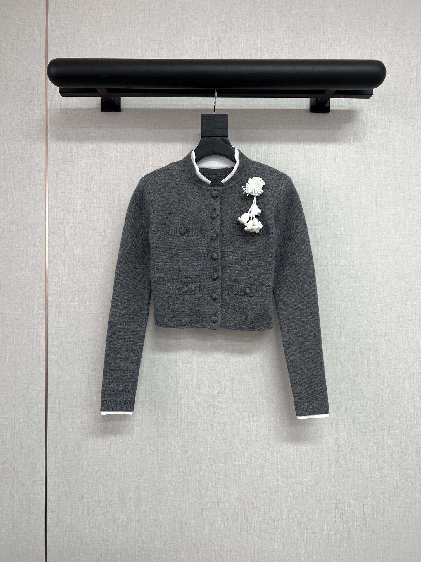 NO:734735,High-quality S*ss early spring gray knitted top, a knitted sweater with a gold feel, handmade custom flower brooch, Yuan version purchase and customization ~ SML,,brooch,breastpin,19860909高品质S*ss早春格雷灰针织上衣 巨千金感的针织衫 纯手工定制花朵胸针 元版购入定制～ SML,,brooch，breastpin,,Women's clothing