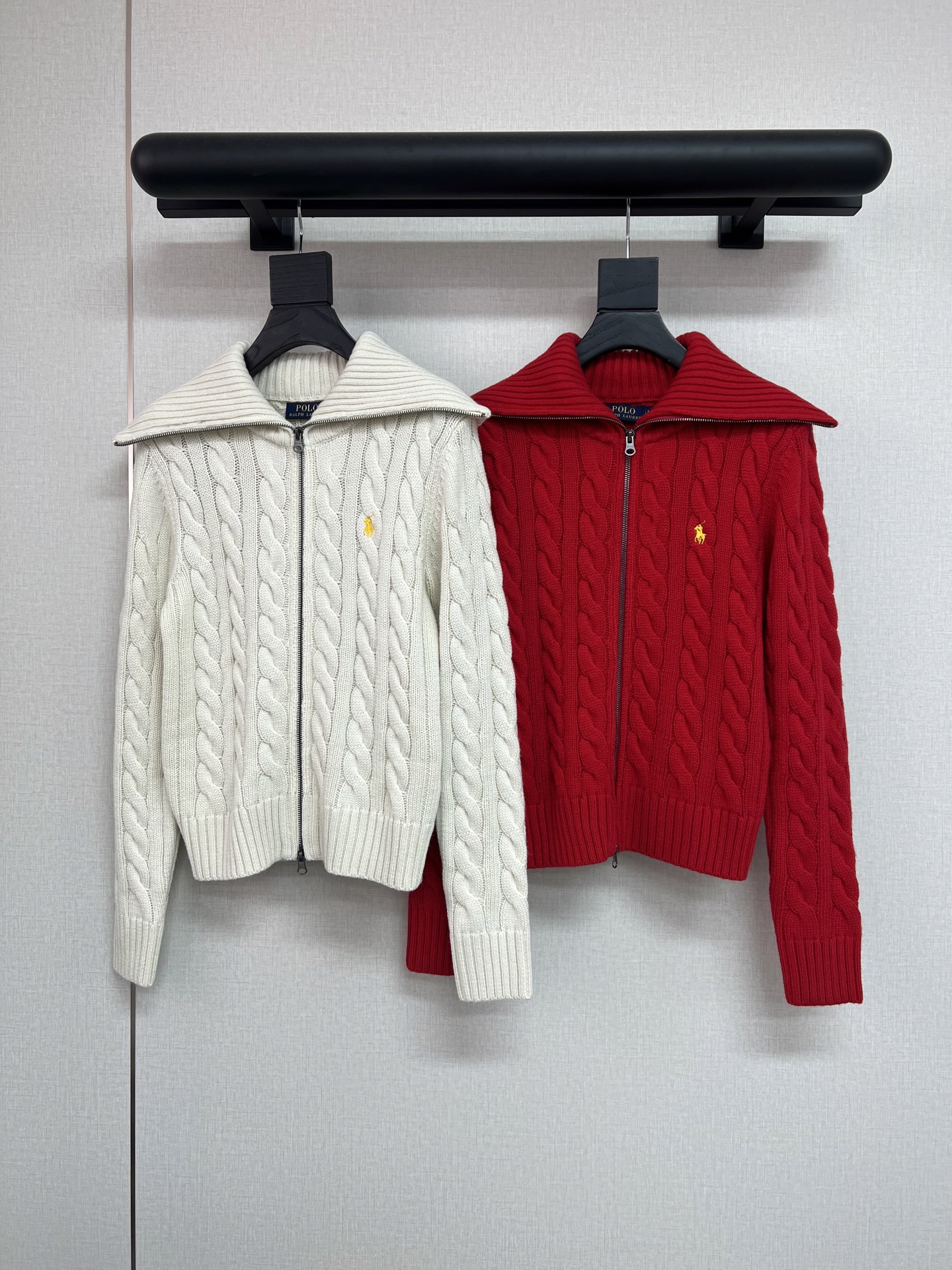 NO:735655,High-quality Raff RL 26 New Year/Valentine's Day details. New Year's limited edition for the Year of the Horse. Gold embroidery. Yuan version purchase and customization. This reserved model is very slim. The wide lapels are very elegant. The upper body is perfect. Natal red/ivory white SML,,19860909高品质拉夫RL 26新年/情人节细节 马年新年限定款 金色刺绣 元版购入定制 这款自留款 非常显瘦 宽边翻领巨有气质 上身完美 本命红/象牙白 SML,,,Women's clothing