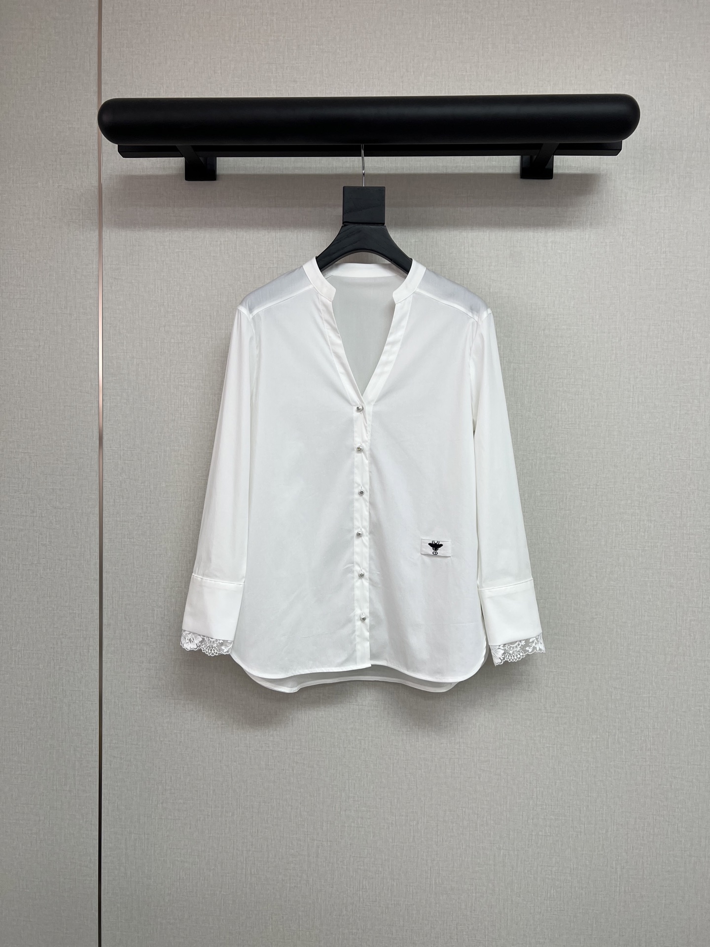 NO:737392,High quality Dior2026 spring and summer new V-neck shirt/double cuffs spliced ​​lace elegant and intellectual SML,,dior,shirts,19860909高品质Dior2026春夏新款V领衬衫/双袖口拼接蕾丝优雅知性 SML,,dior,shirts,,Women's clothing